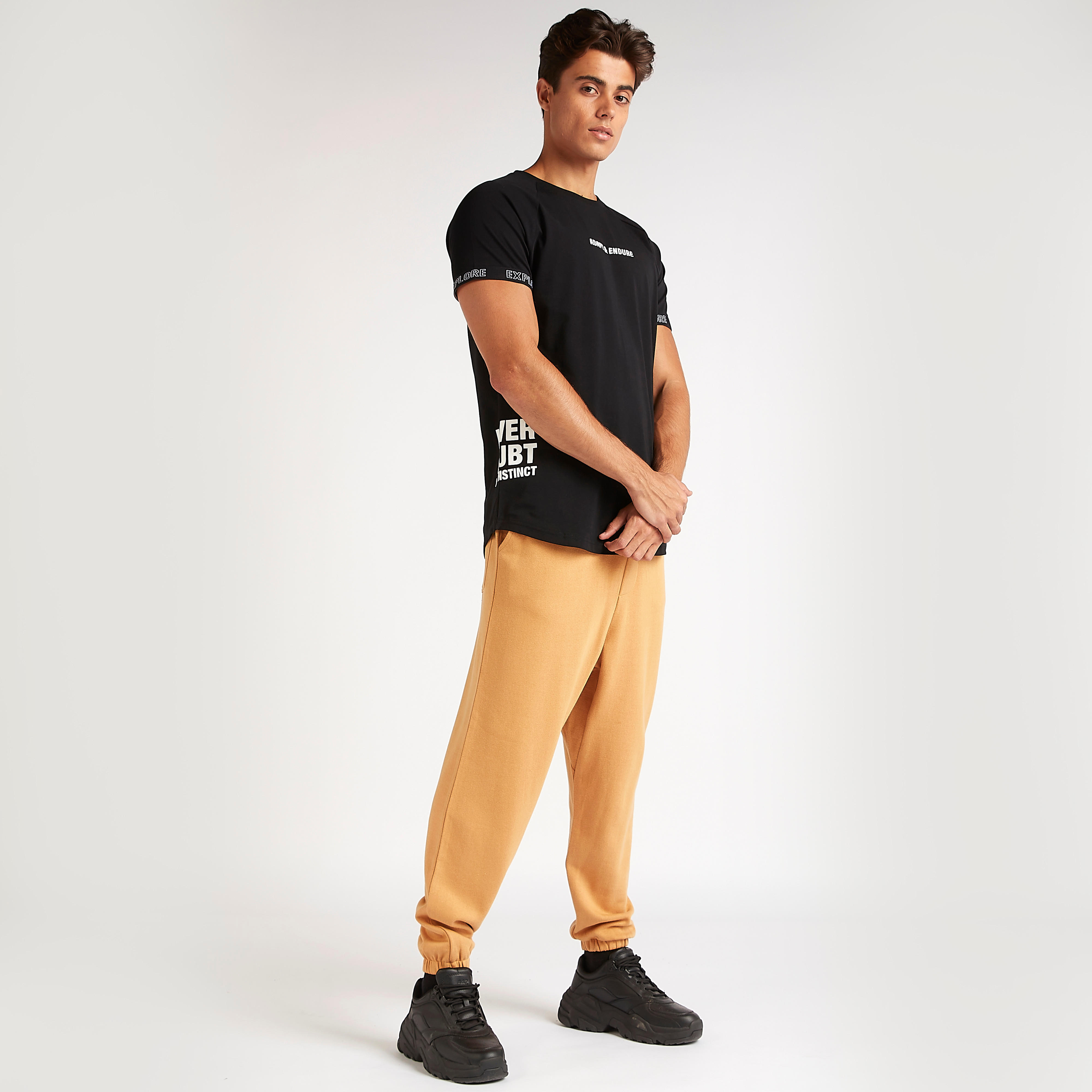 تيشيرت بياقة ضيّقة وأكمام قصيرة وطبعات-men-clothing-tshirtsandpolos-tshirts-image-5