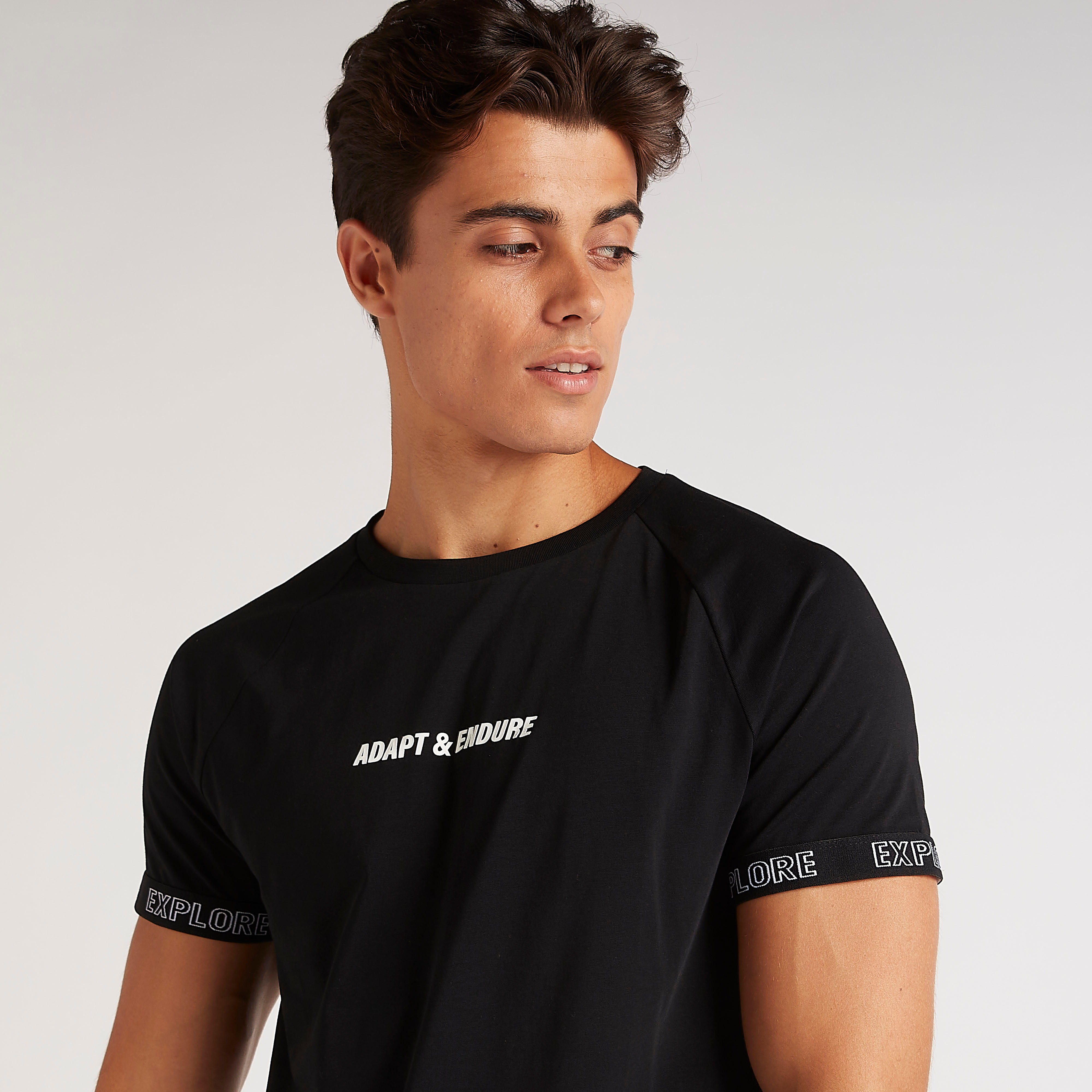 تيشيرت بياقة ضيّقة وأكمام قصيرة وطبعات-men-clothing-tshirtsandpolos-tshirts-image-4