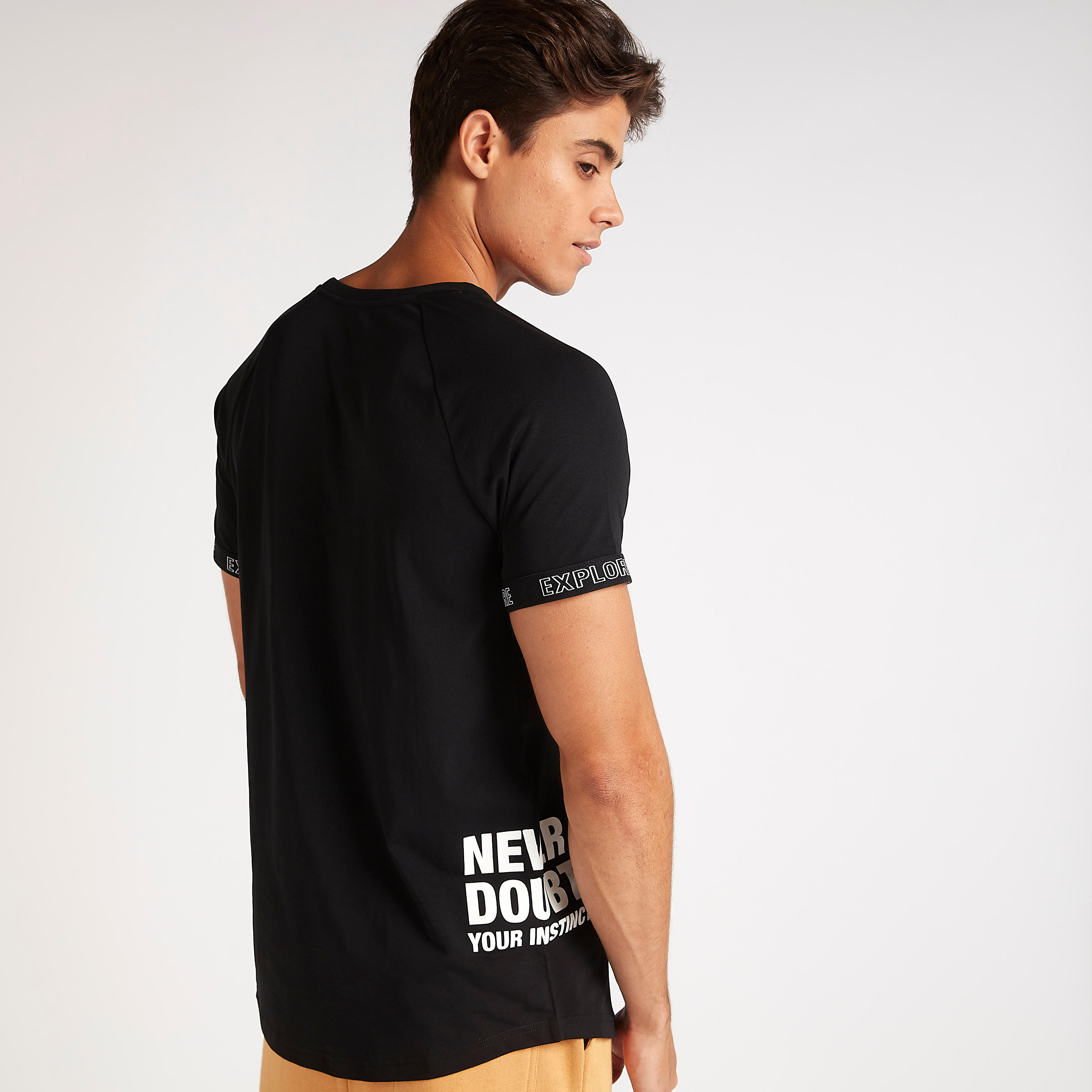 تيشيرت بياقة ضيّقة وأكمام قصيرة وطبعات-men-clothing-tshirtsandpolos-tshirts-image-3