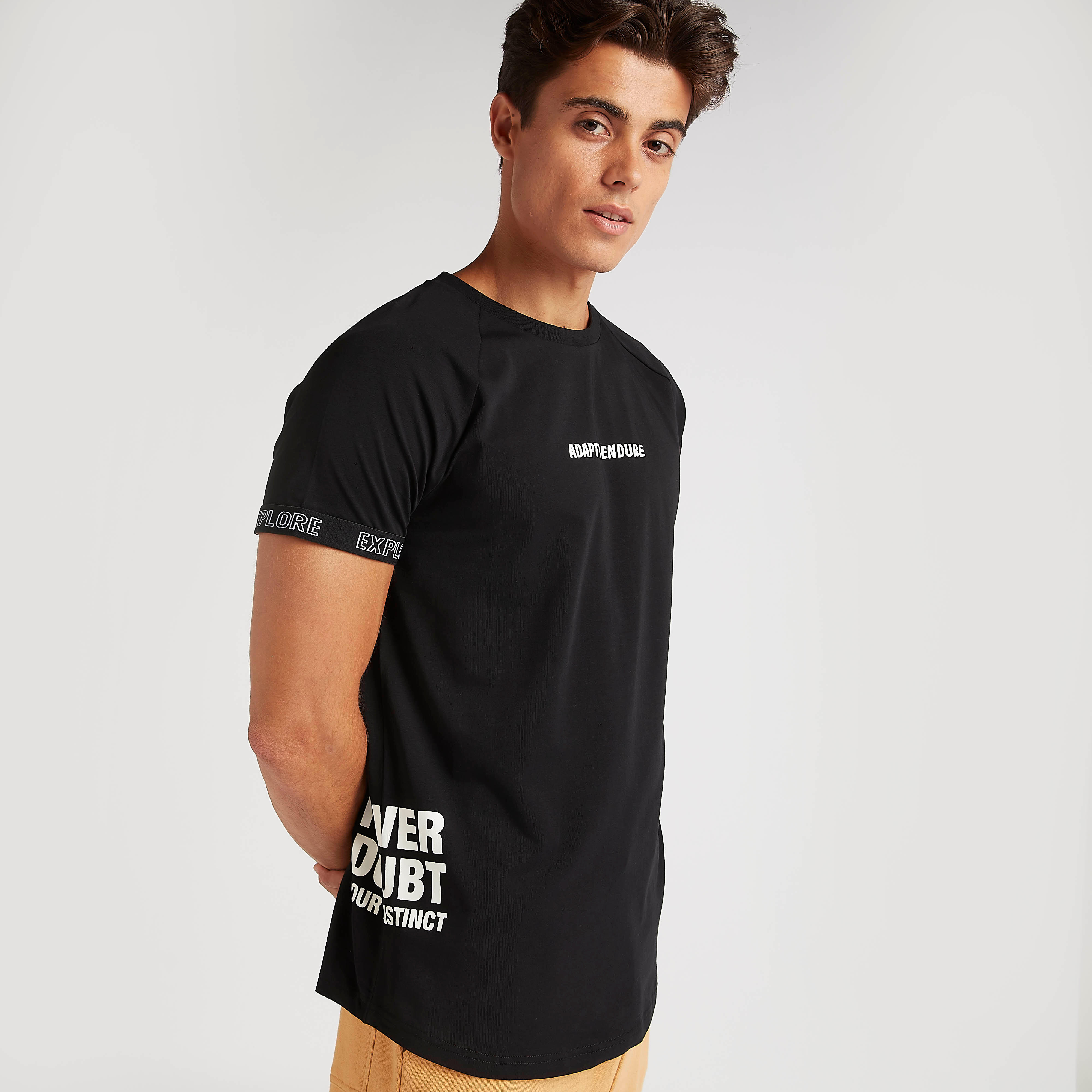 تيشيرت بياقة ضيّقة وأكمام قصيرة وطبعات-men-clothing-tshirtsandpolos-tshirts-image-2