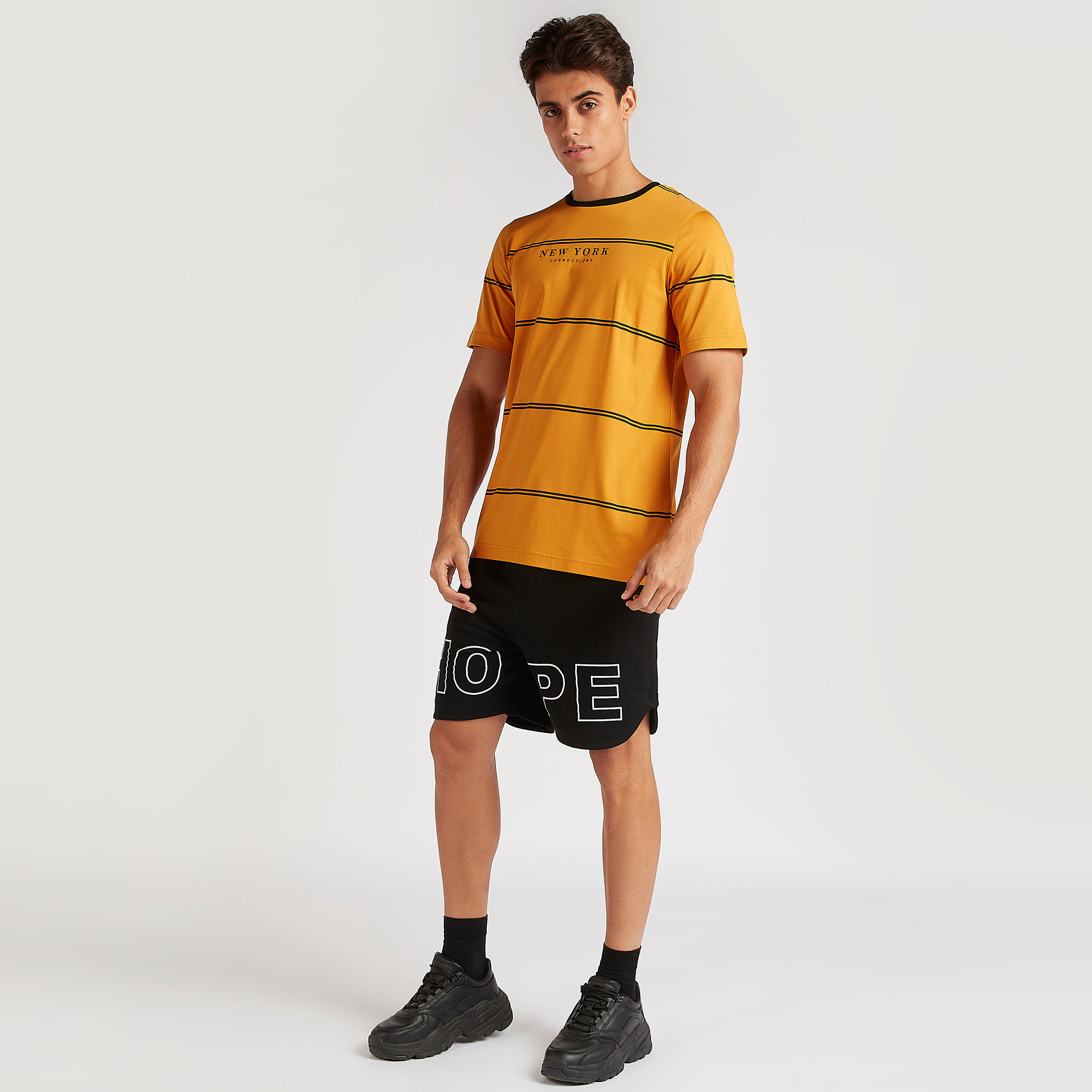 تيشيرت مخطّط بياقة ضيّقة وأكمام قصيرة-men-clothing-tshirtsandpolos-tshirts-image-2