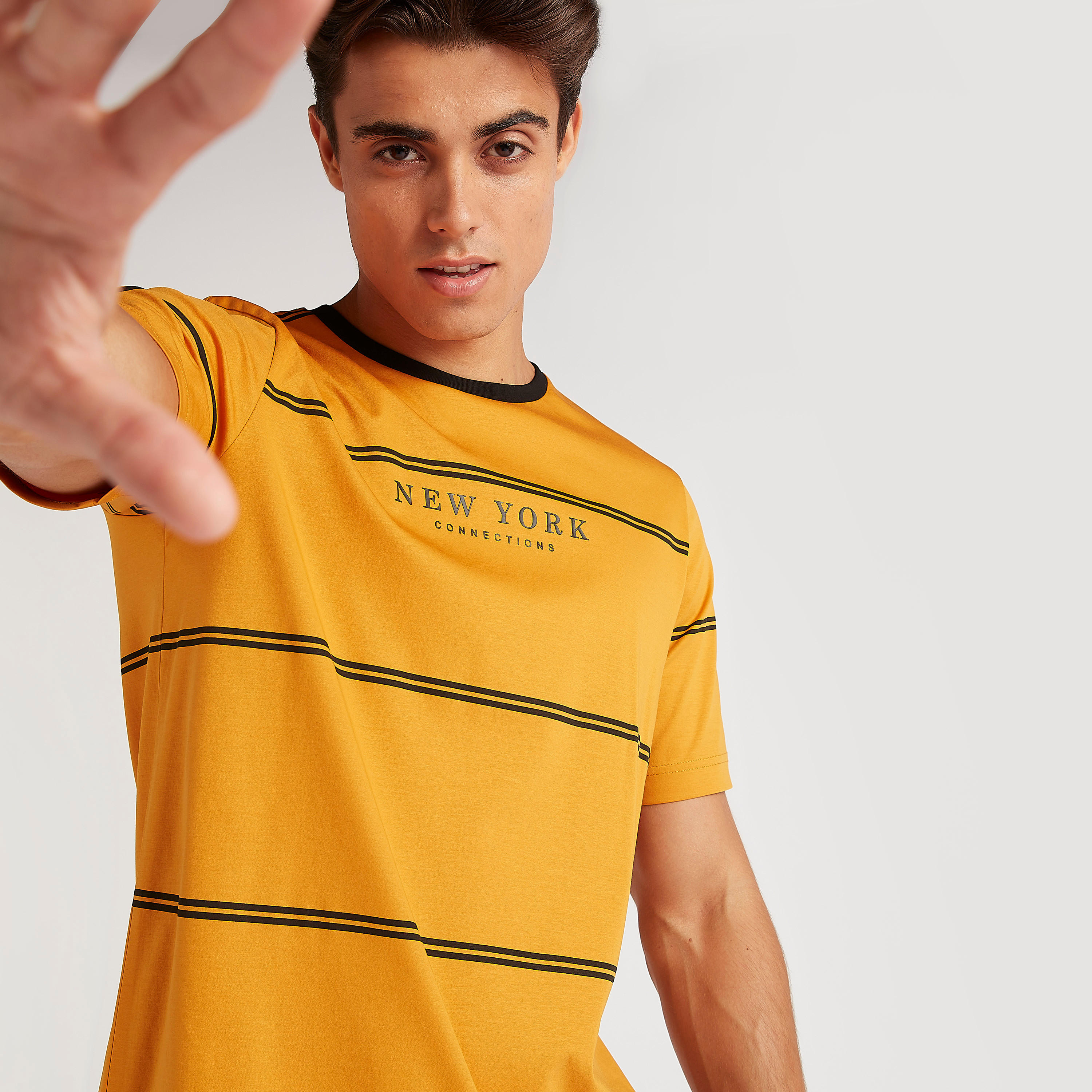 تيشيرت مخطّط بياقة ضيّقة وأكمام قصيرة-men-clothing-tshirtsandpolos-tshirts-image-4