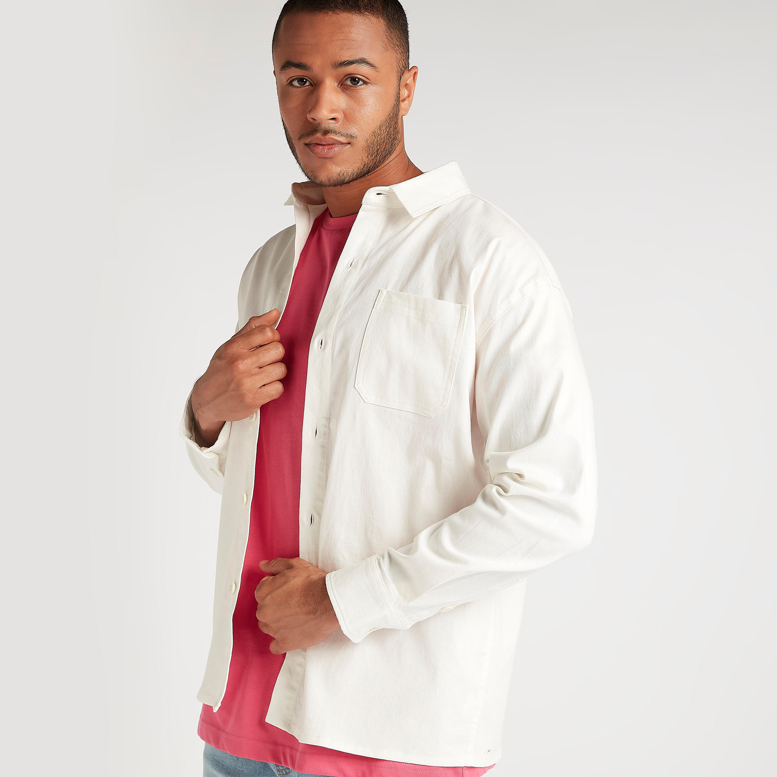 قميص بأكمام طويلة وجيب خارجي وطبعات جرافيكيّة-men-clothing-shirts-image-1
