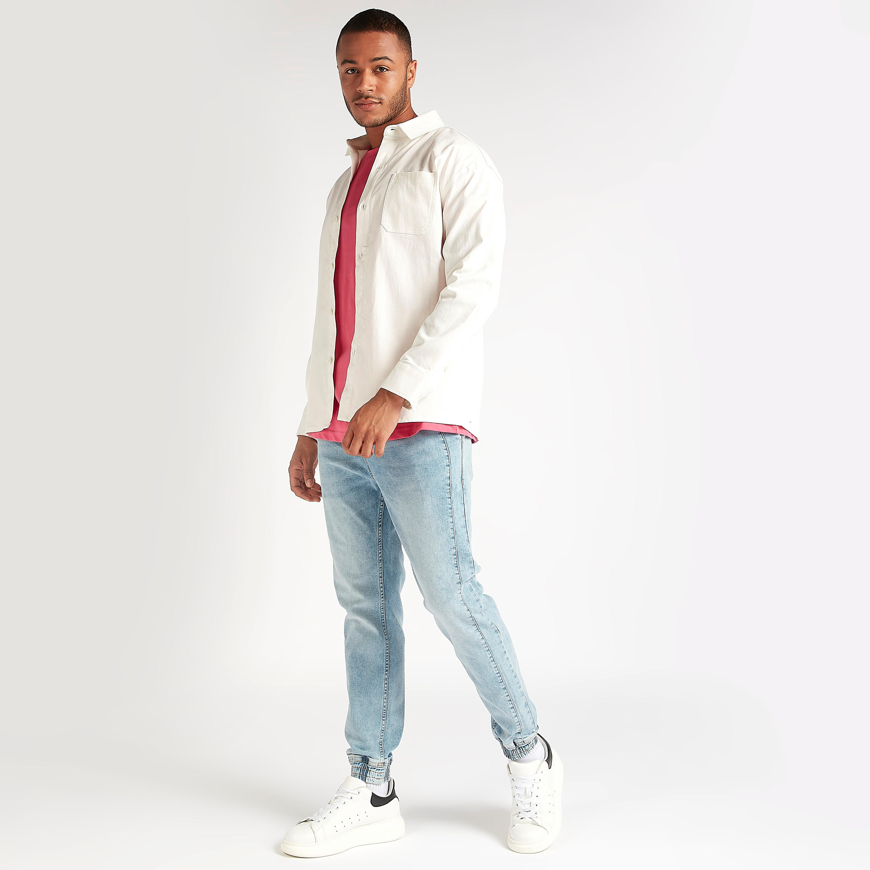 قميص بأكمام طويلة وجيب خارجي وطبعات جرافيكيّة-men-clothing-shirts-image-2