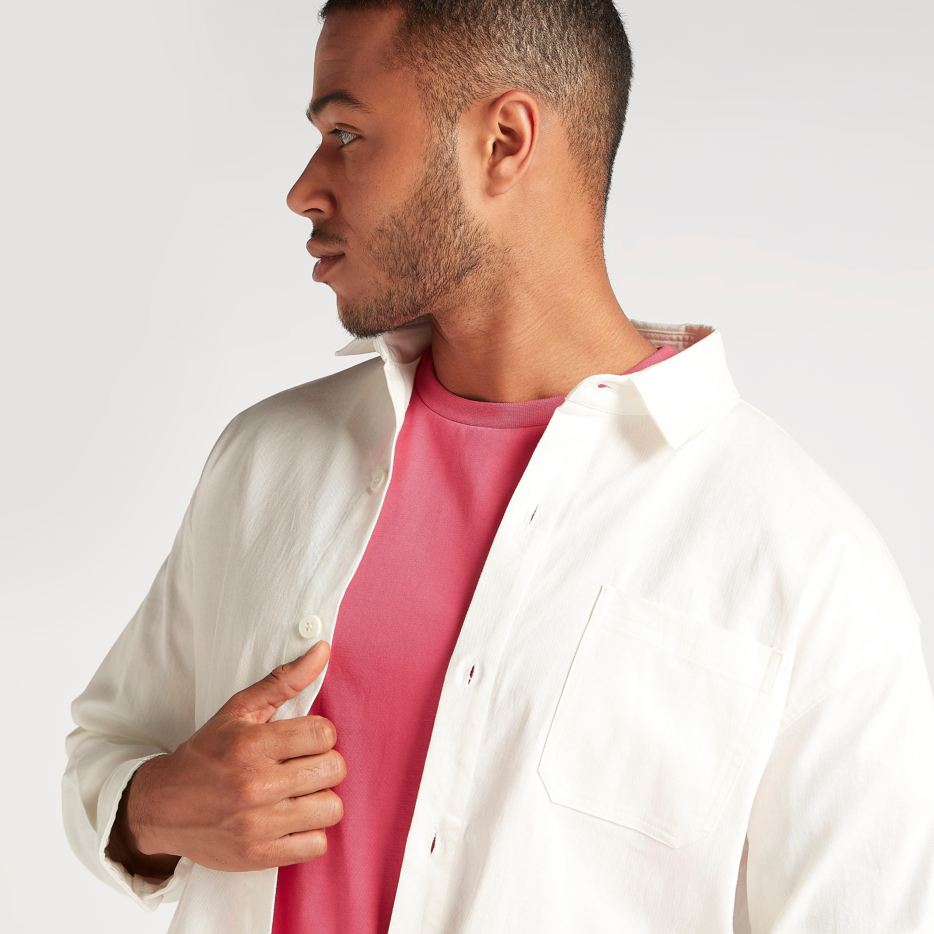 قميص بأكمام طويلة وجيب خارجي وطبعات جرافيكيّة-men-clothing-shirts-image-3