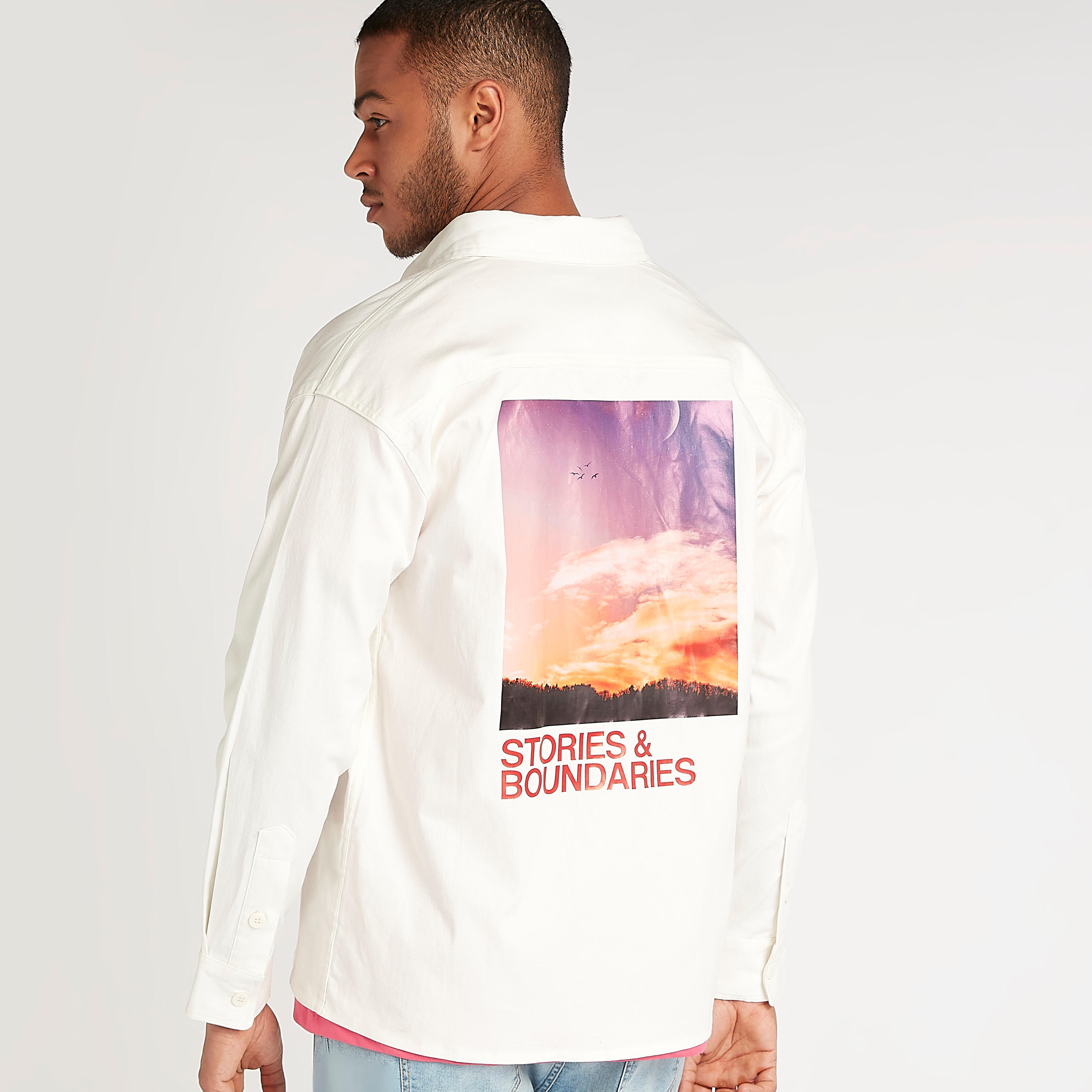 قميص بأكمام طويلة وجيب خارجي وطبعات جرافيكيّة-men-clothing-shirts-image-4