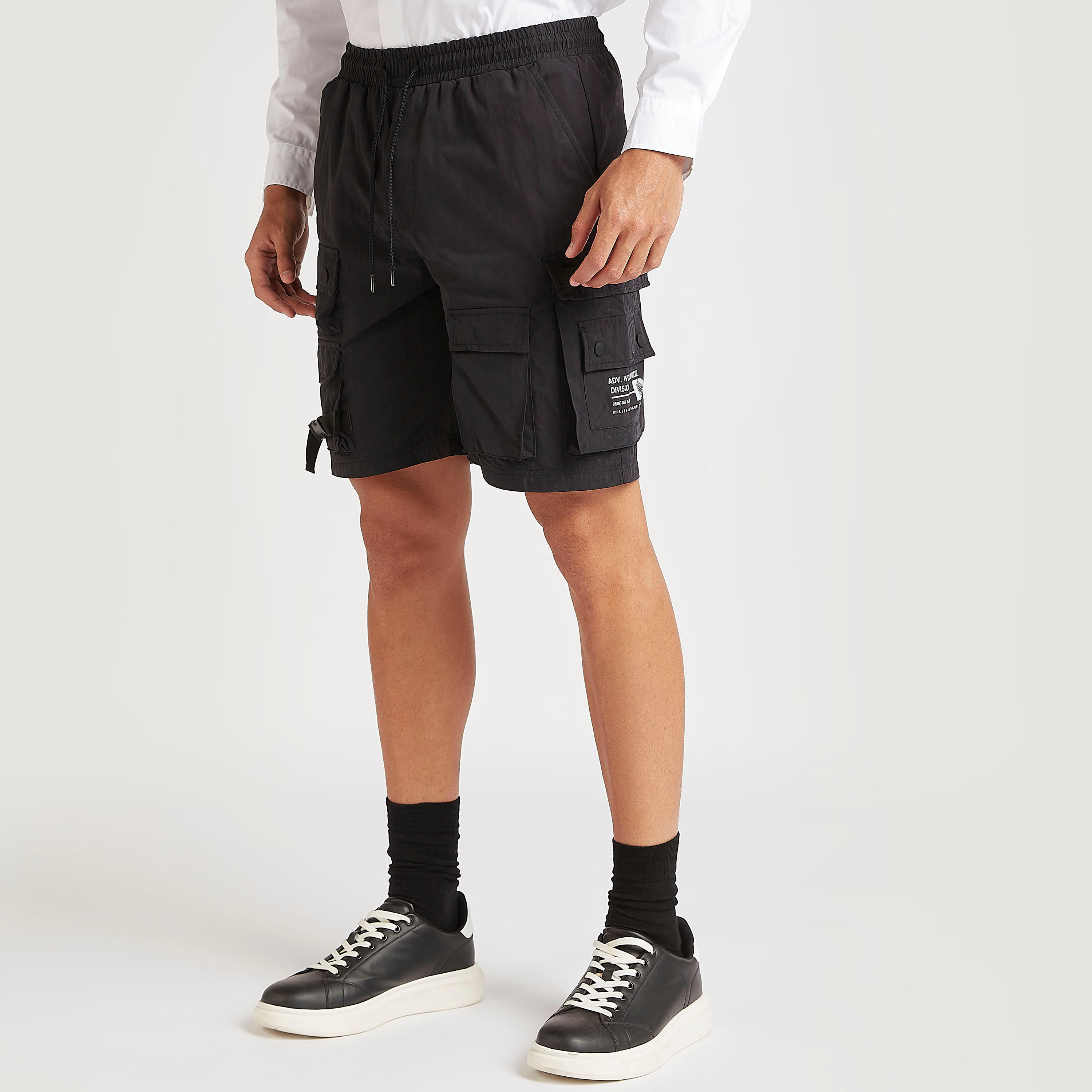 شورت مستدام كارجو برباط إغلاق وخصر متوسّط الارتفاع وطبعات-men-clothing-bottoms-shorts-image-5