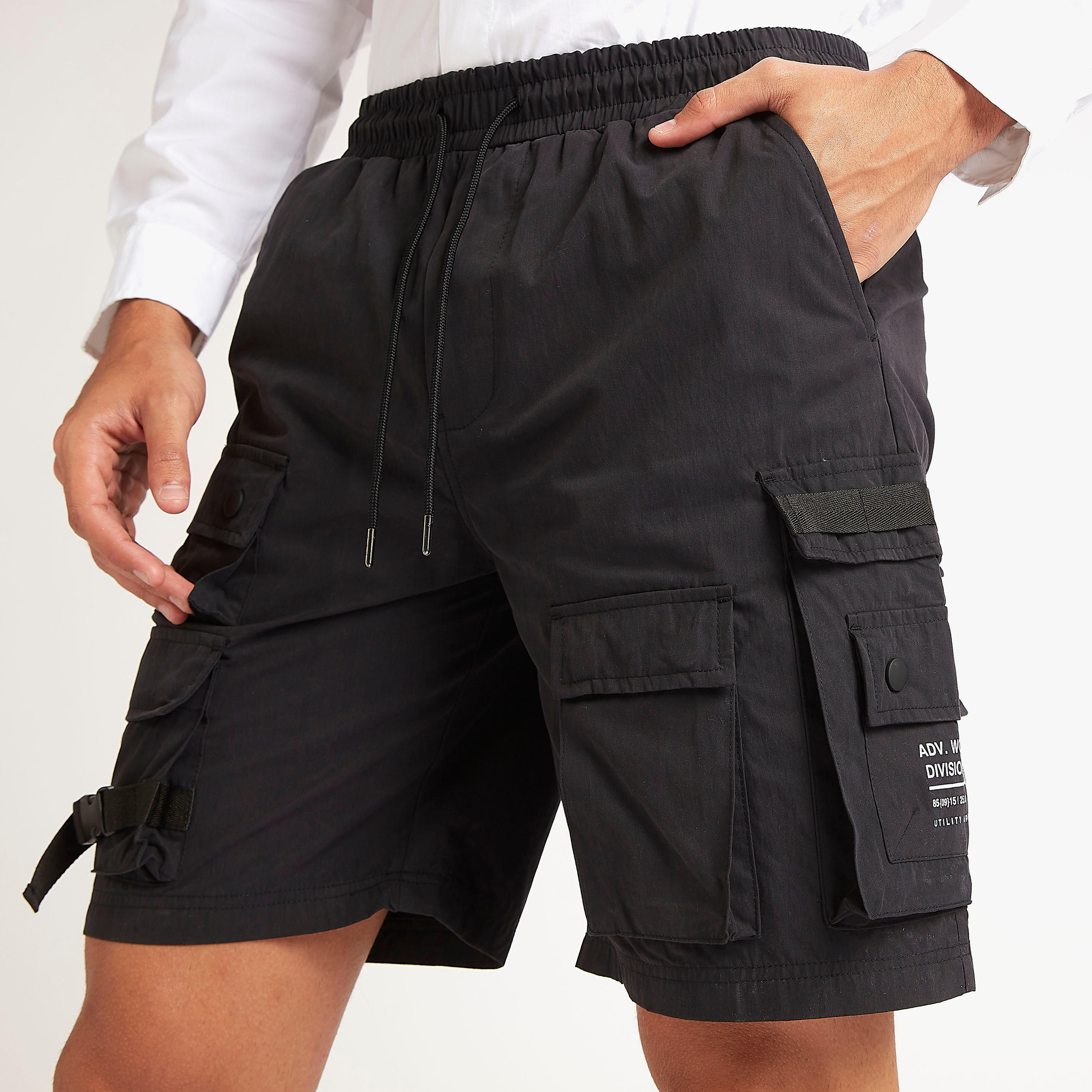 شورت مستدام كارجو برباط إغلاق وخصر متوسّط الارتفاع وطبعات-men-clothing-bottoms-shorts-image-3