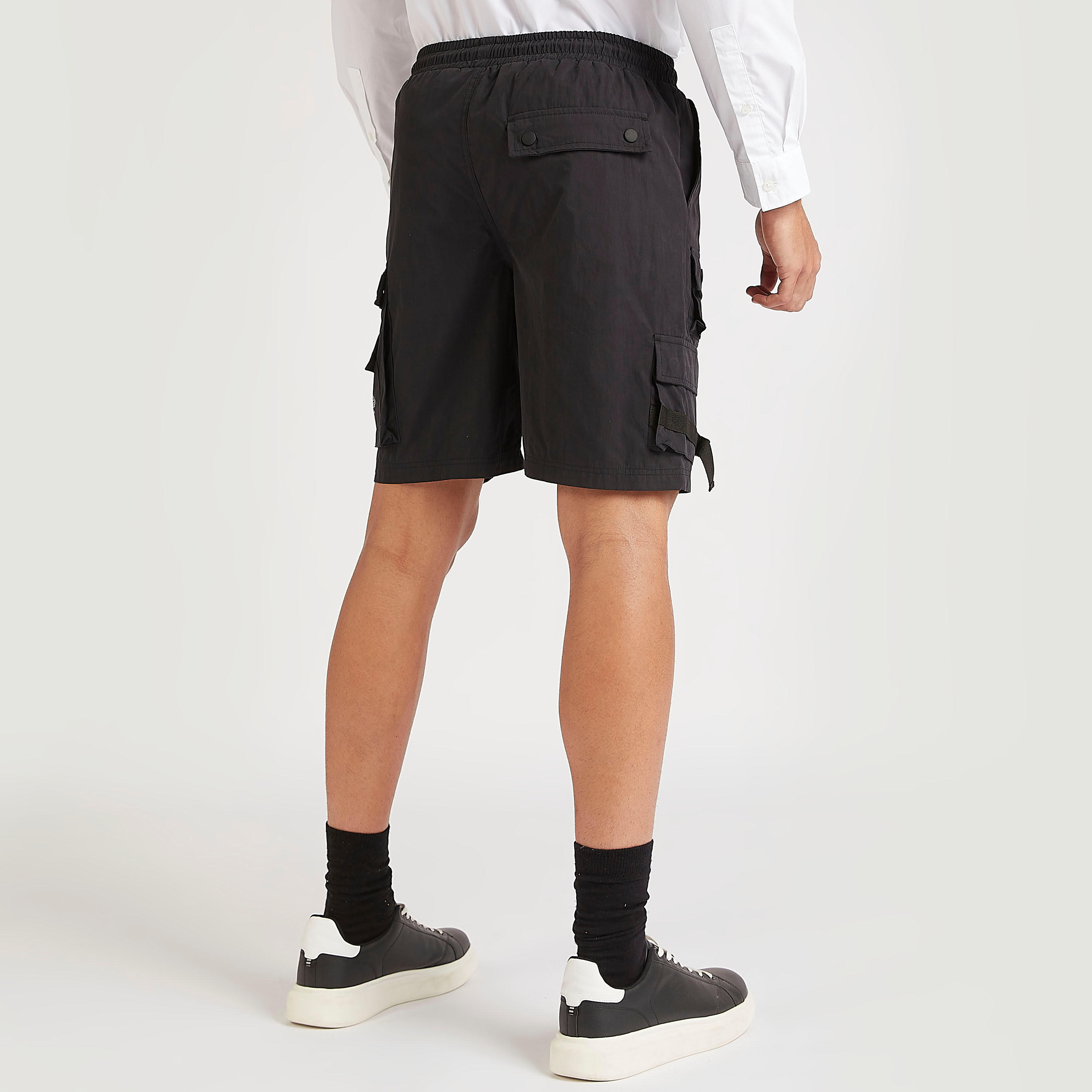شورت مستدام كارجو برباط إغلاق وخصر متوسّط الارتفاع وطبعات-men-clothing-bottoms-shorts-image-2
