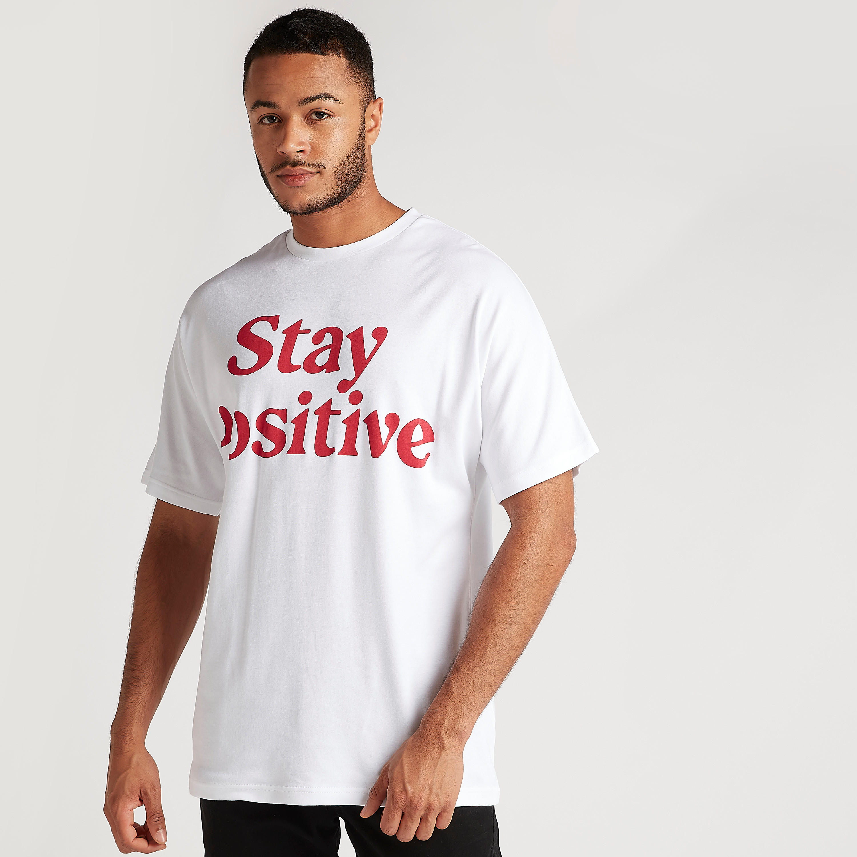 تيشيرت بياقة ضيّقة وأكمام قصيرة وطبعات شعار-men-clothing-tshirtsandpolos-tshirts-image-1