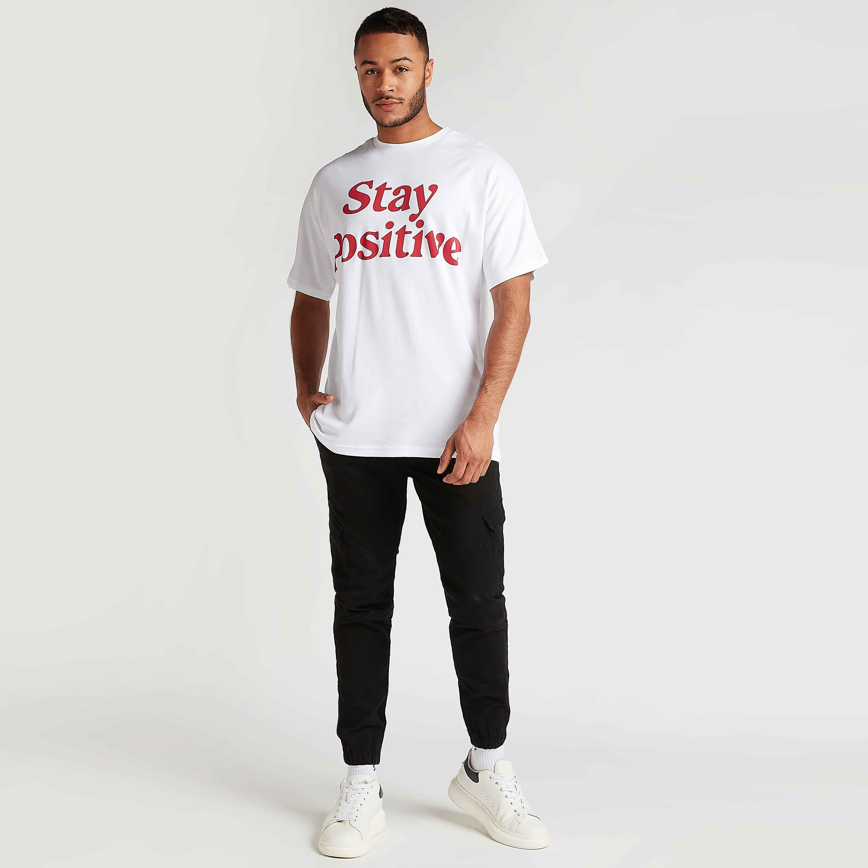تيشيرت بياقة ضيّقة وأكمام قصيرة وطبعات شعار-men-clothing-tshirtsandpolos-tshirts-image-2
