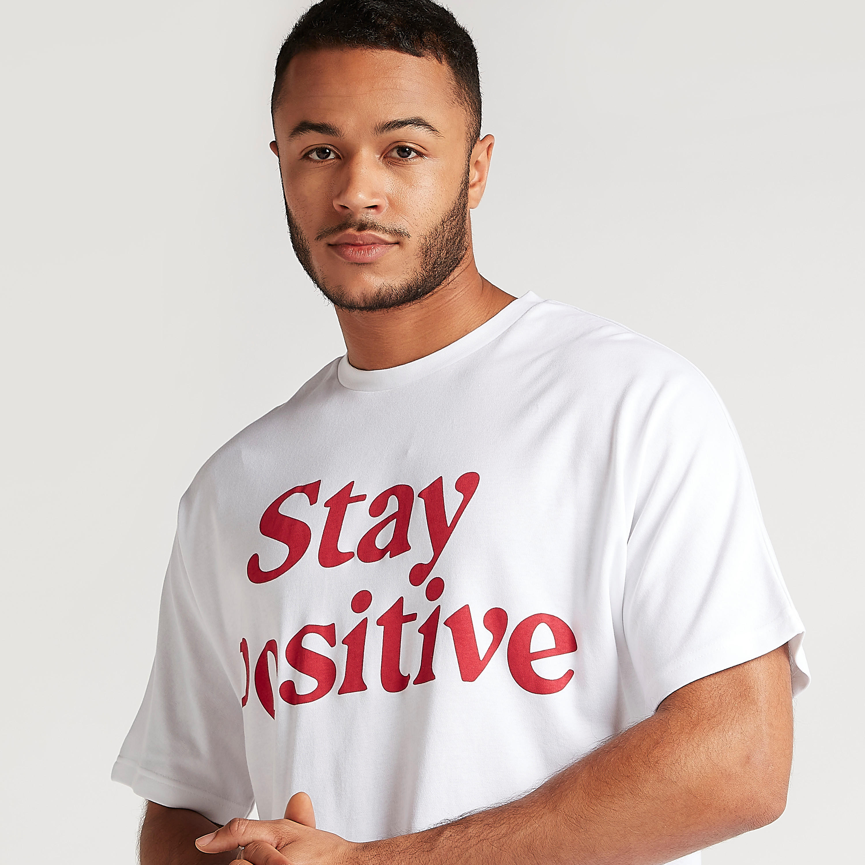تيشيرت بياقة ضيّقة وأكمام قصيرة وطبعات شعار-men-clothing-tshirtsandpolos-tshirts-image-3