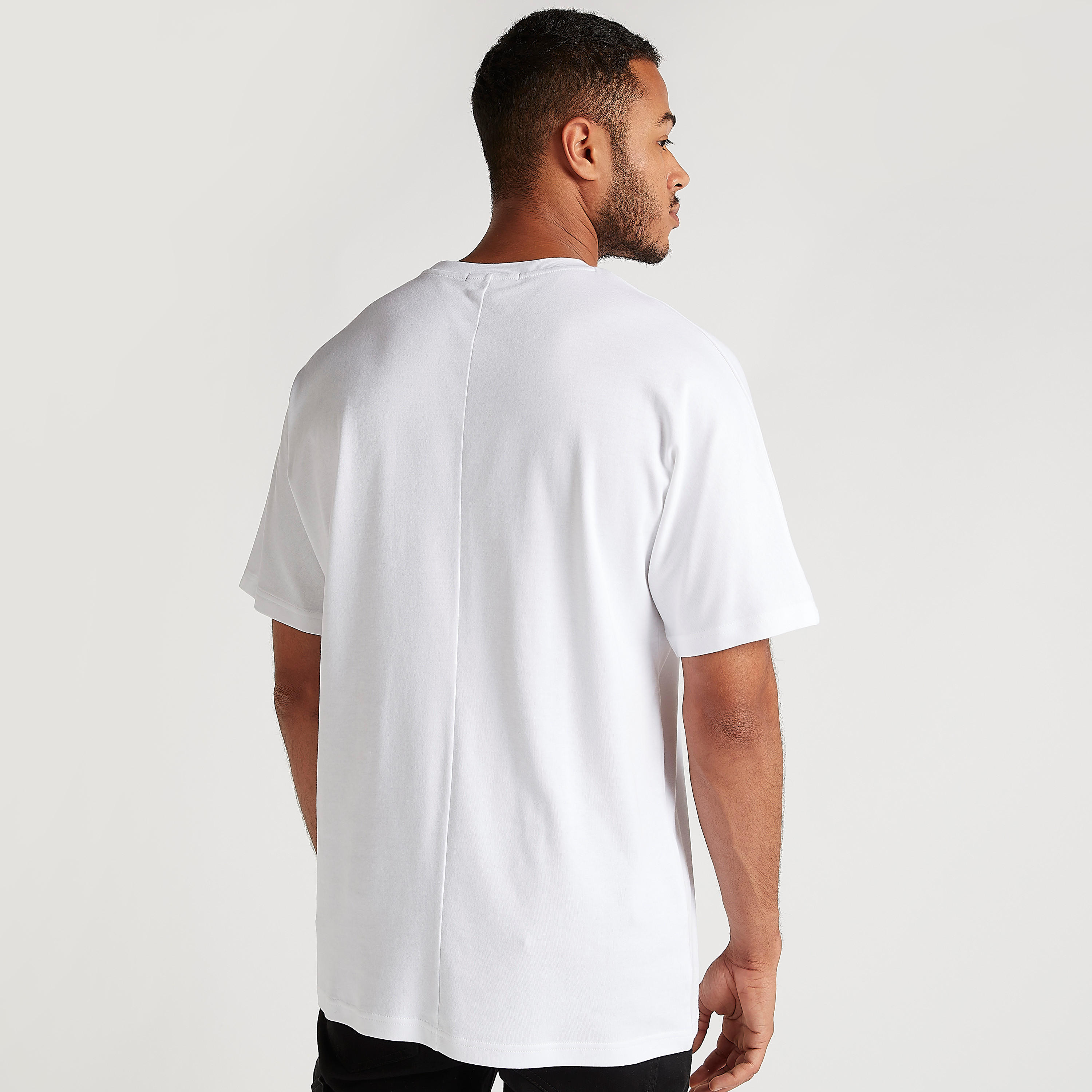 تيشيرت بياقة ضيّقة وأكمام قصيرة وطبعات شعار-men-clothing-tshirtsandpolos-tshirts-image-4