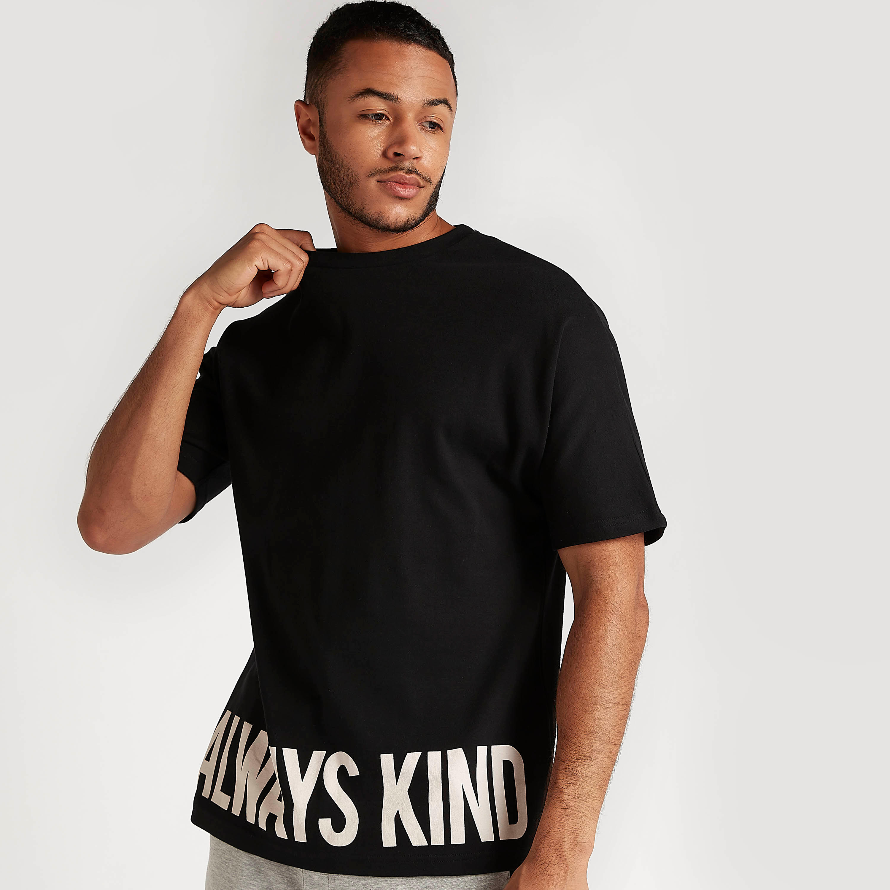 تيشيرت بياقة ضيّقة وأكمام قصيرة وطبعات-men-clothing-tshirtsandpolos-tshirts-image-4