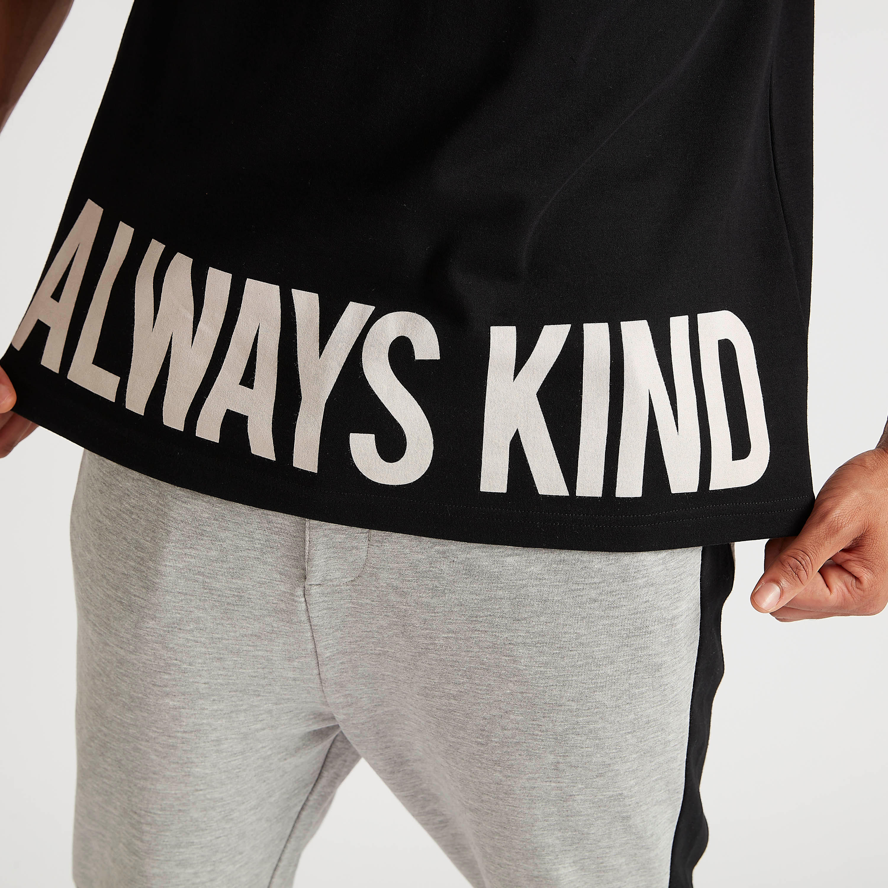 تيشيرت بياقة ضيّقة وأكمام قصيرة وطبعات-men-clothing-tshirtsandpolos-tshirts-image-2
