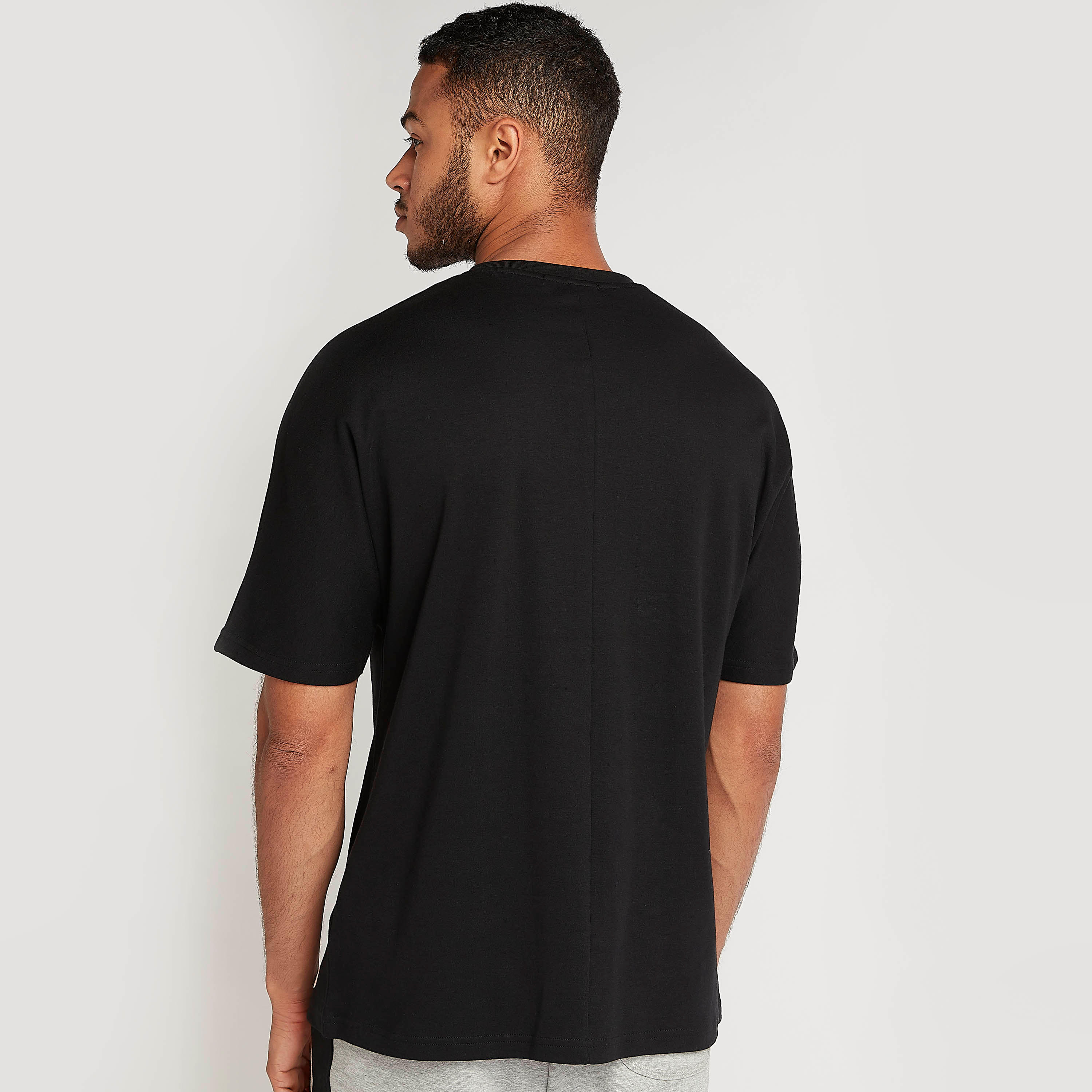 تيشيرت بياقة ضيّقة وأكمام قصيرة وطبعات-men-clothing-tshirtsandpolos-tshirts-image-1