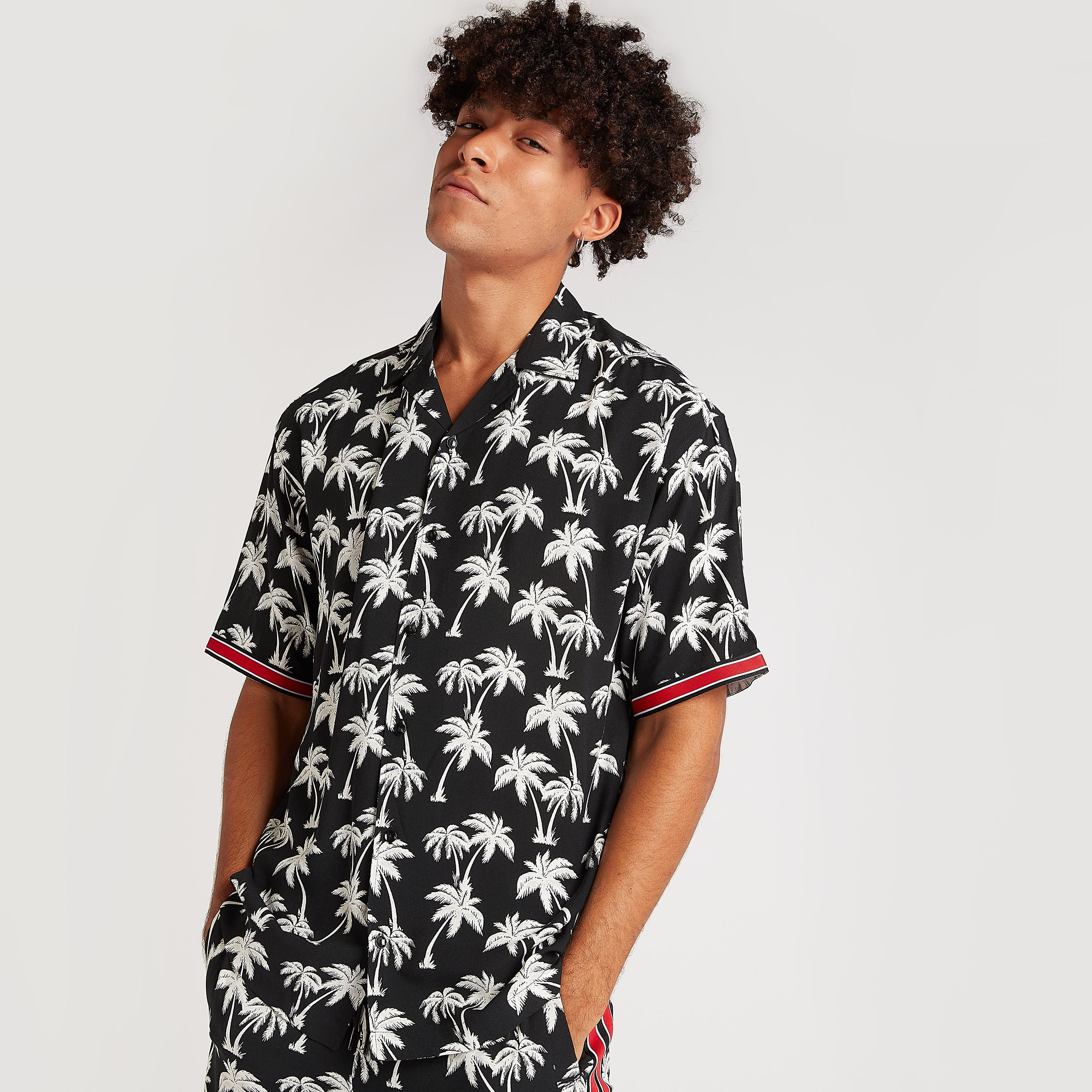 قميص بطبعات استوائيّة وياقة واسعة وأكمام قصيرة-men-clothing-shirts-image-1