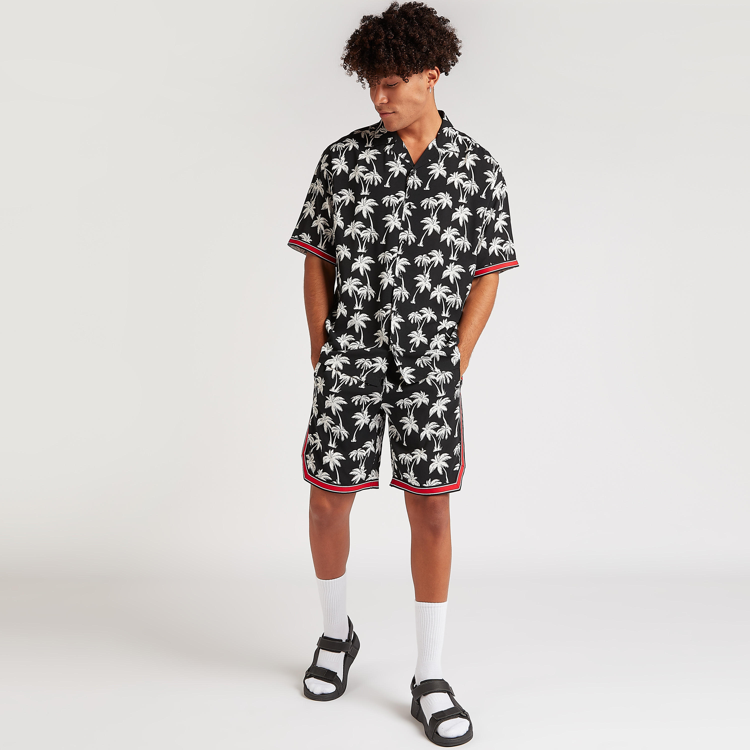 قميص بطبعات استوائيّة وياقة واسعة وأكمام قصيرة-men-clothing-shirts-image-2