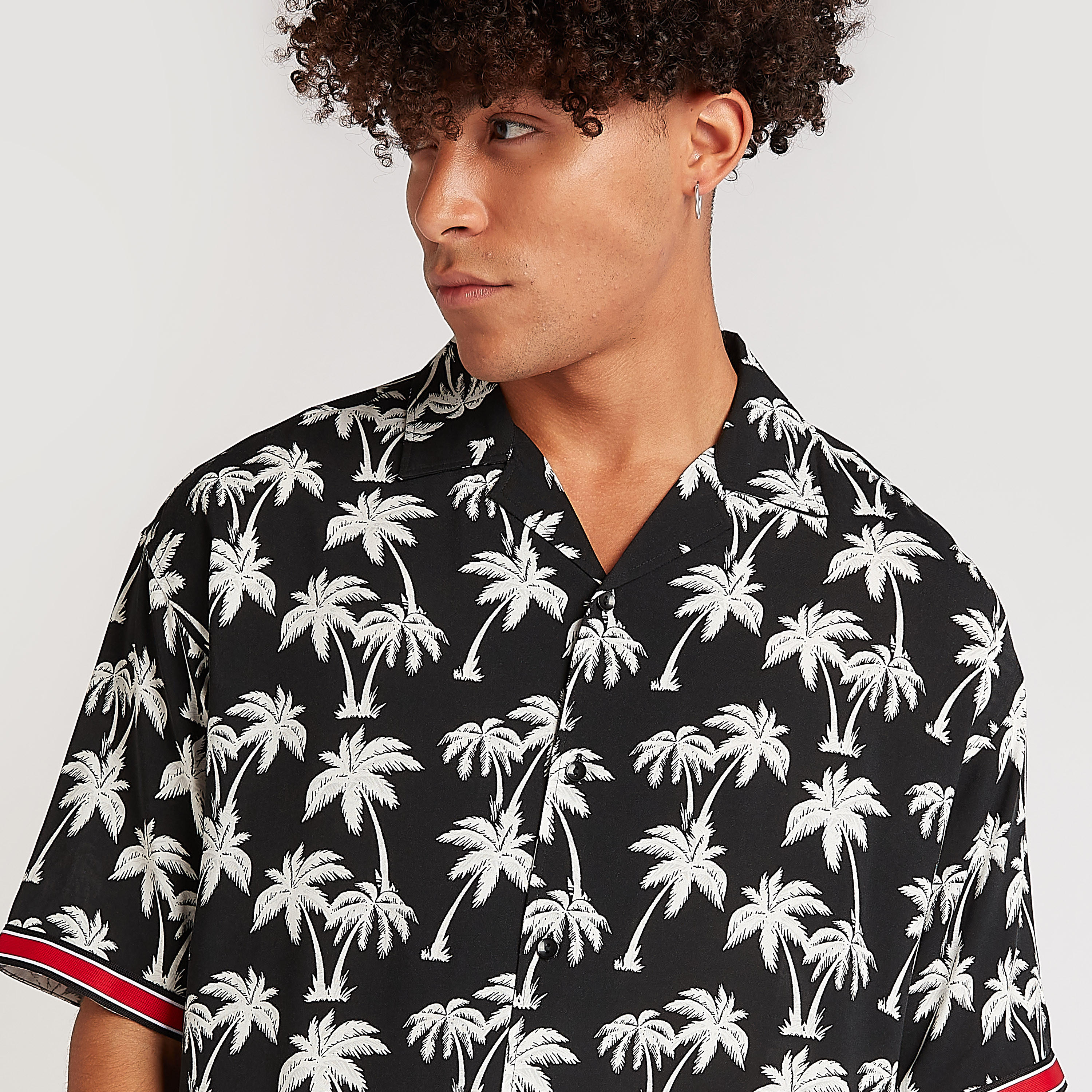 قميص بطبعات استوائيّة وياقة واسعة وأكمام قصيرة-men-clothing-shirts-image-3