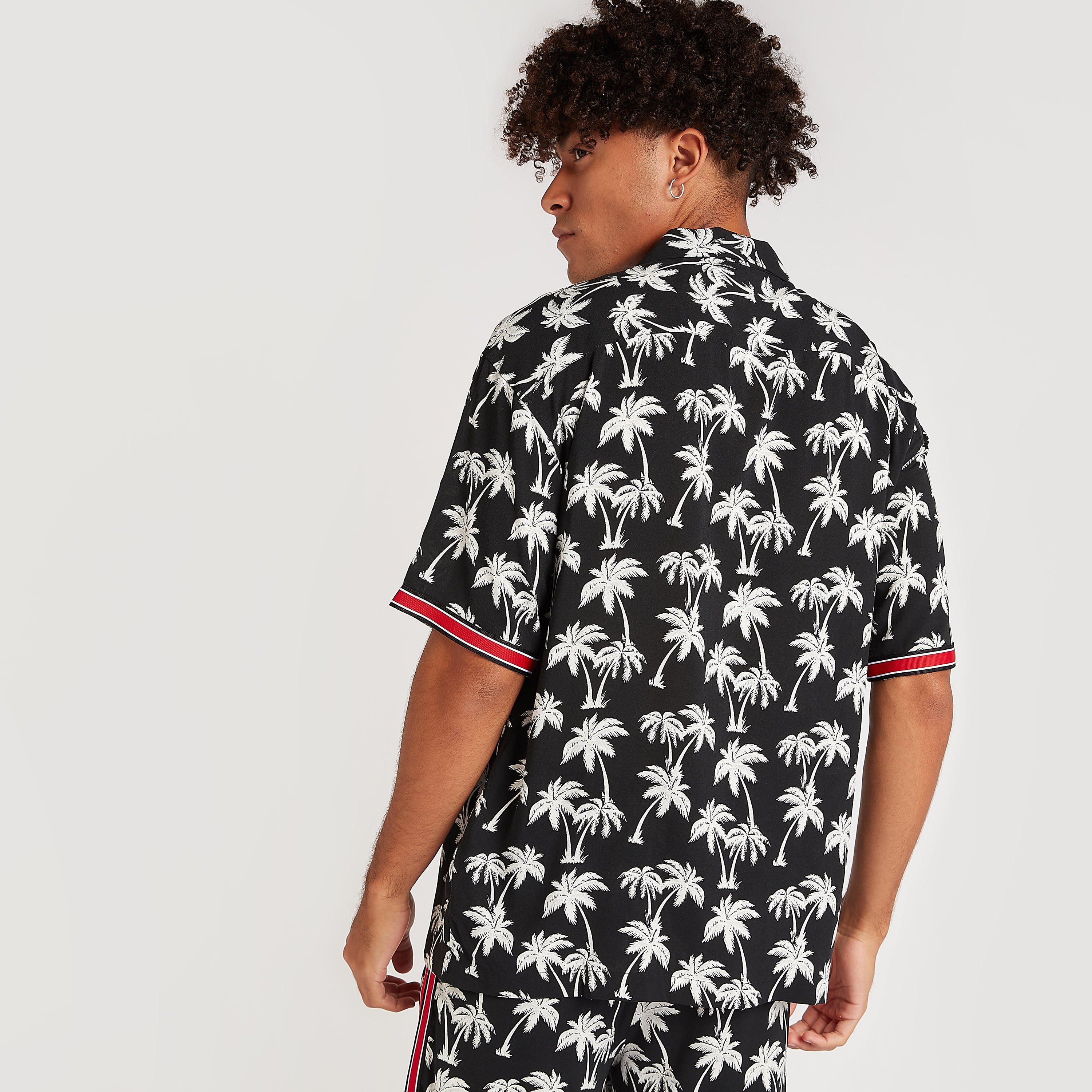 قميص بطبعات استوائيّة وياقة واسعة وأكمام قصيرة-men-clothing-shirts-image-4