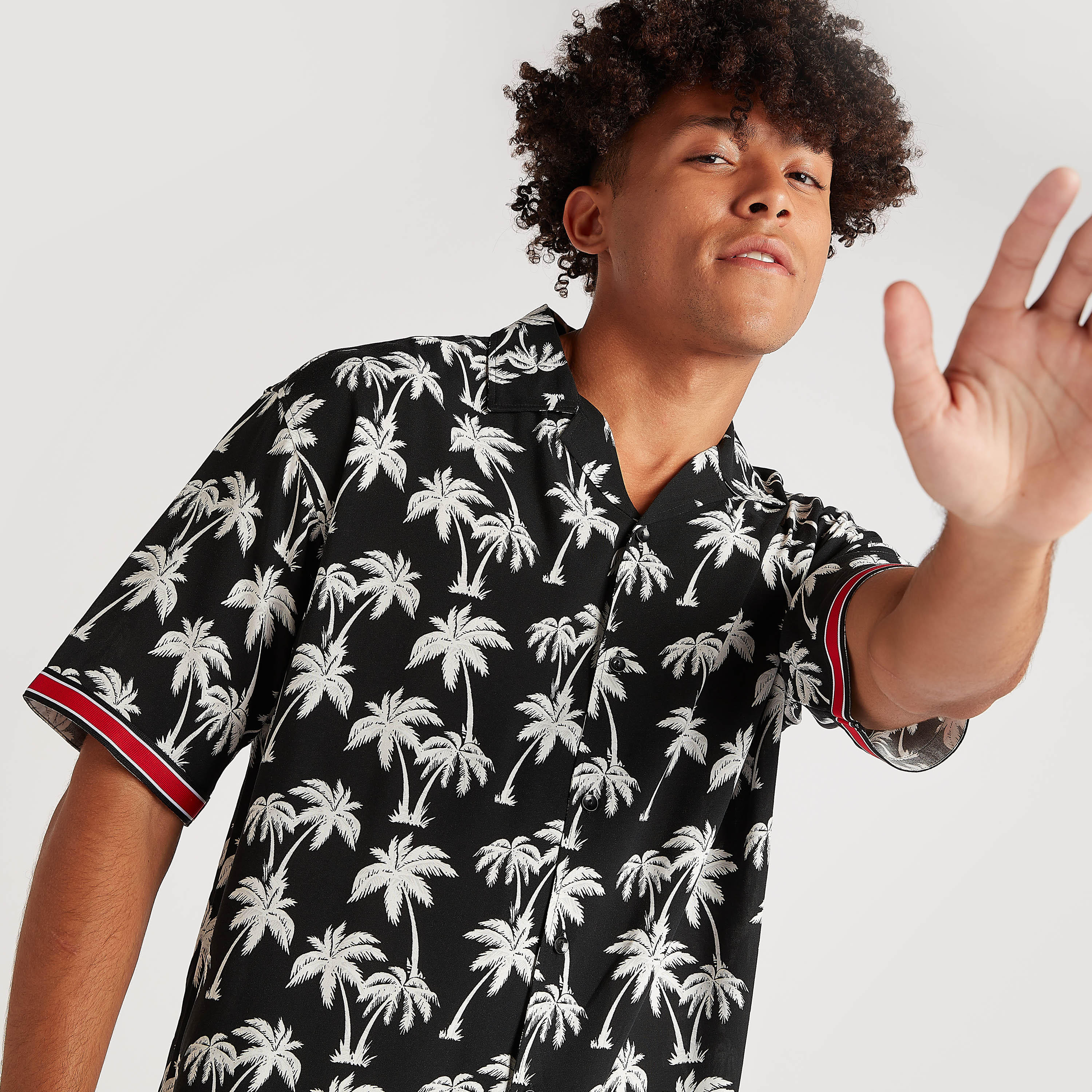 قميص بطبعات استوائيّة وياقة واسعة وأكمام قصيرة-men-clothing-shirts-image-5