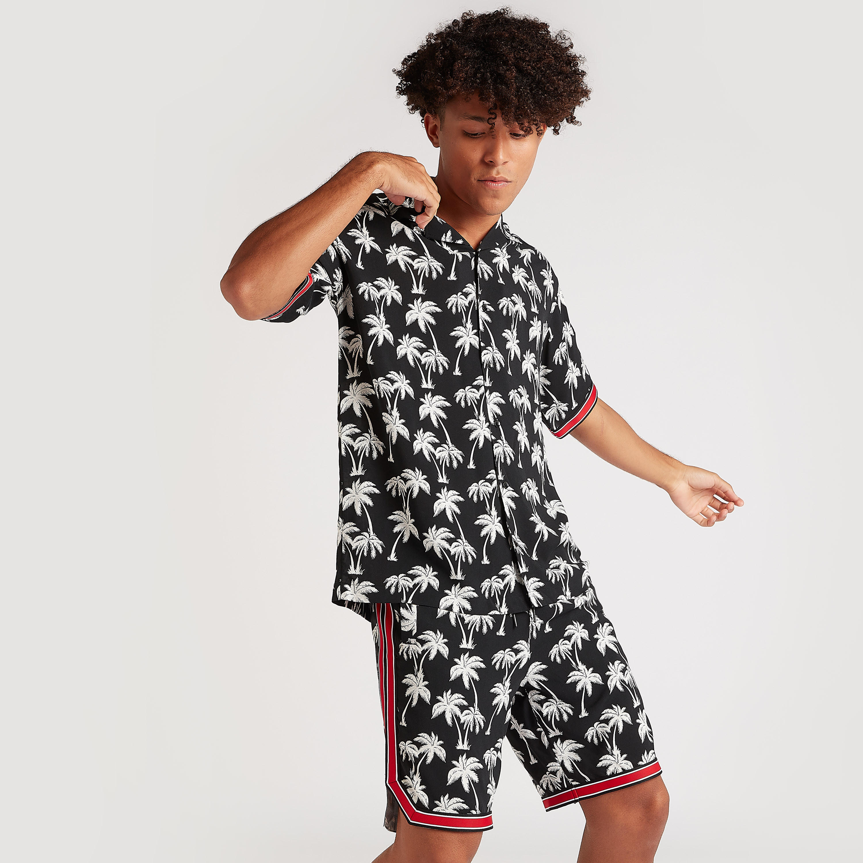قميص بطبعات استوائيّة وياقة واسعة وأكمام قصيرة-men-clothing-shirts-image-6