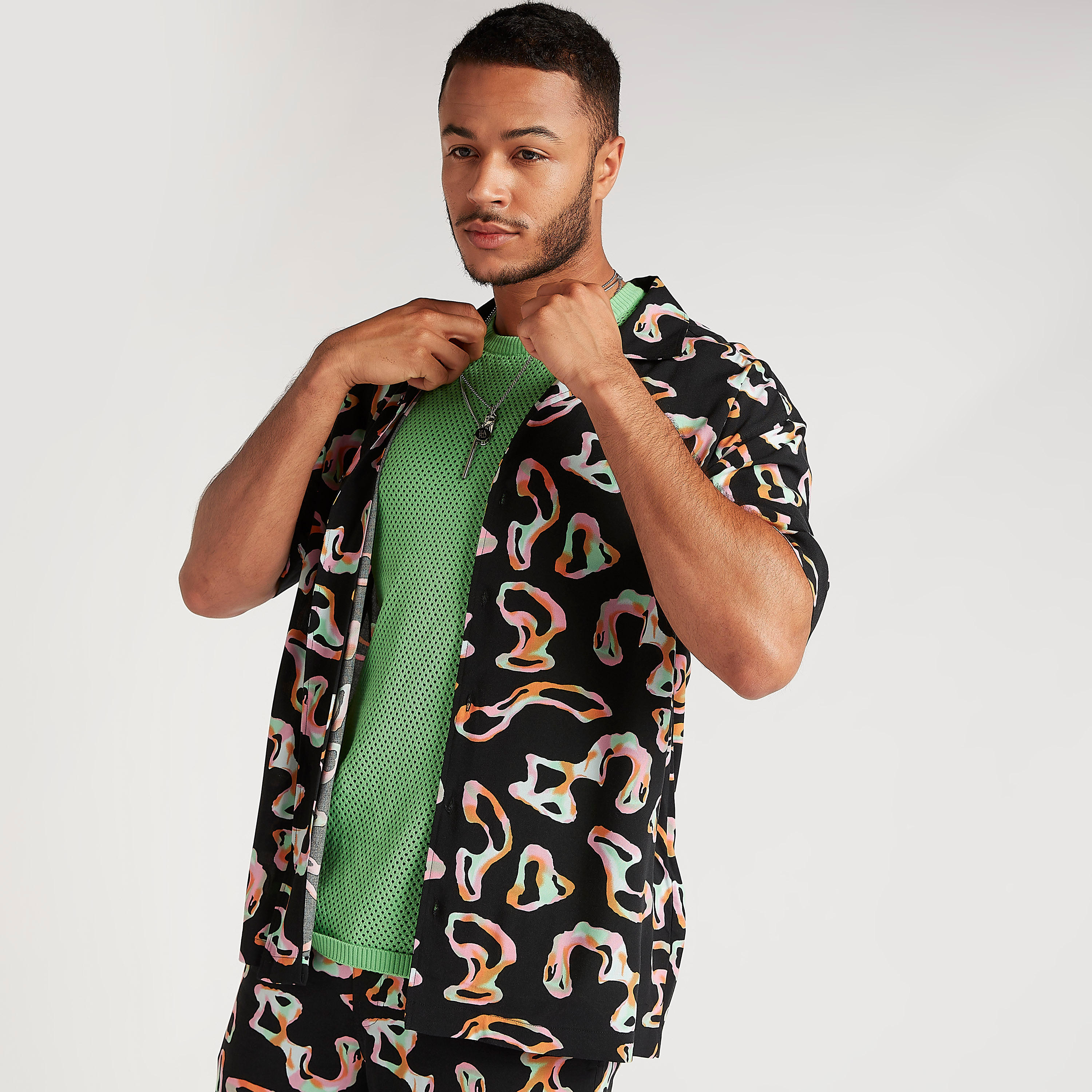 قميص بياقة عادية وأكمام قصيرة وطبعات-men-clothing-shirts-image-1