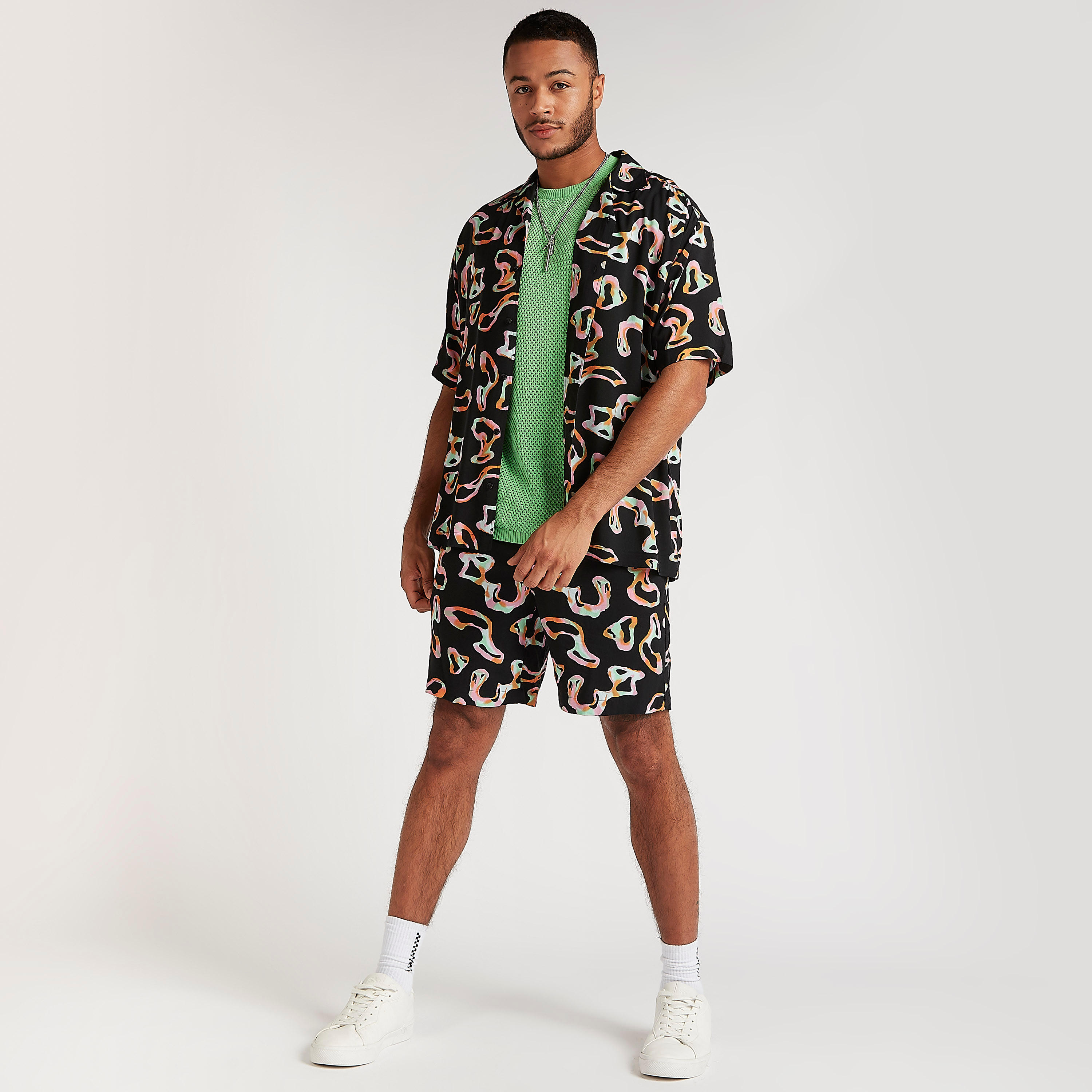 قميص بياقة عادية وأكمام قصيرة وطبعات-men-clothing-shirts-image-2