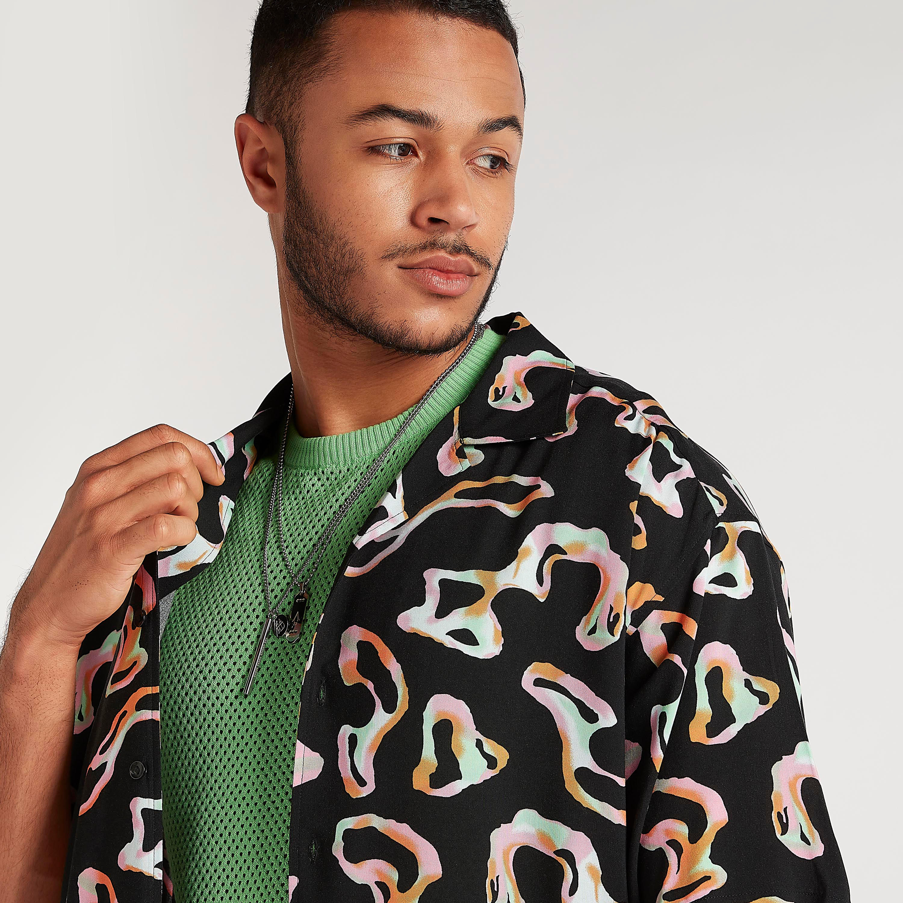 قميص بياقة عادية وأكمام قصيرة وطبعات-men-clothing-shirts-image-3
