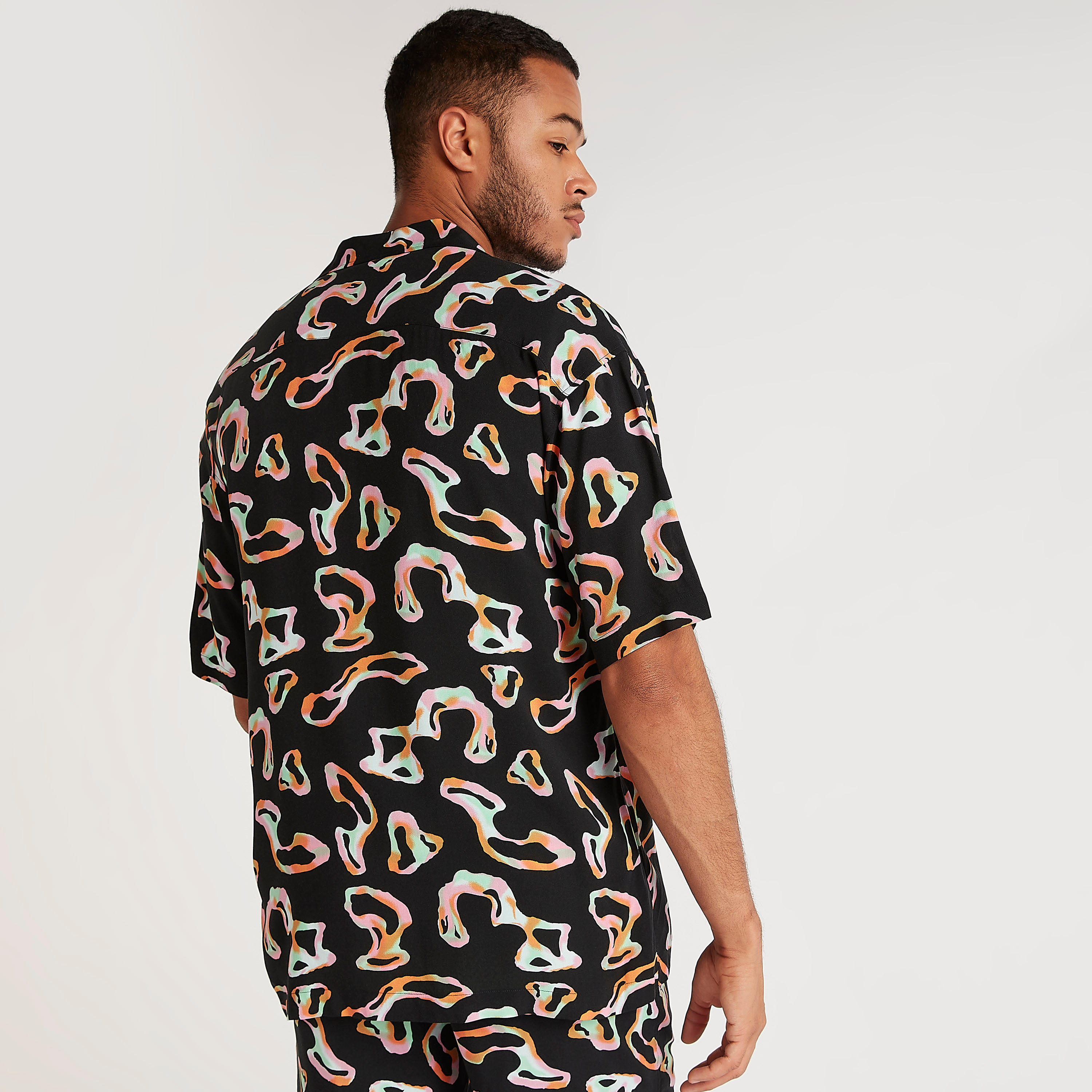 قميص بياقة عادية وأكمام قصيرة وطبعات-men-clothing-shirts-image-4