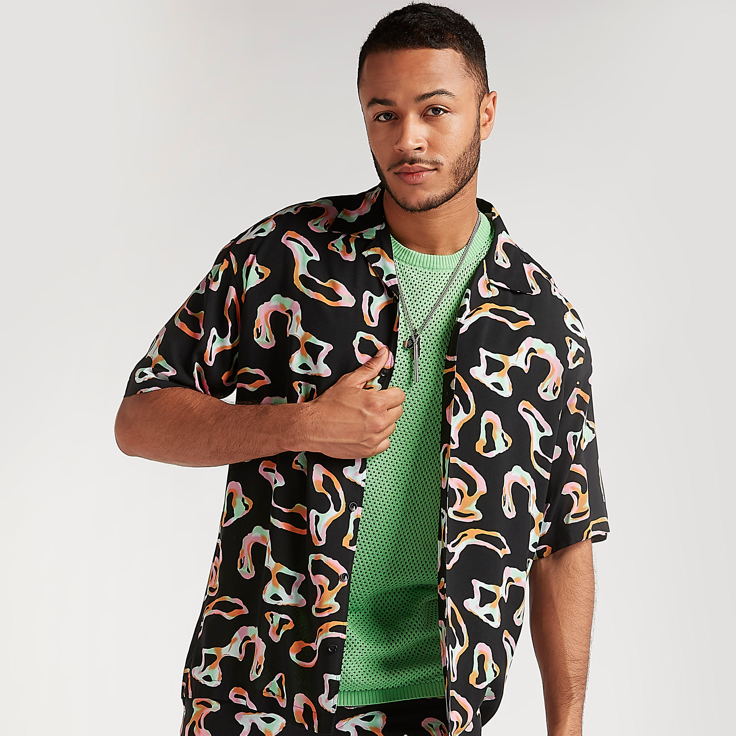 قميص بياقة عادية وأكمام قصيرة وطبعات-men-clothing-shirts-image-5