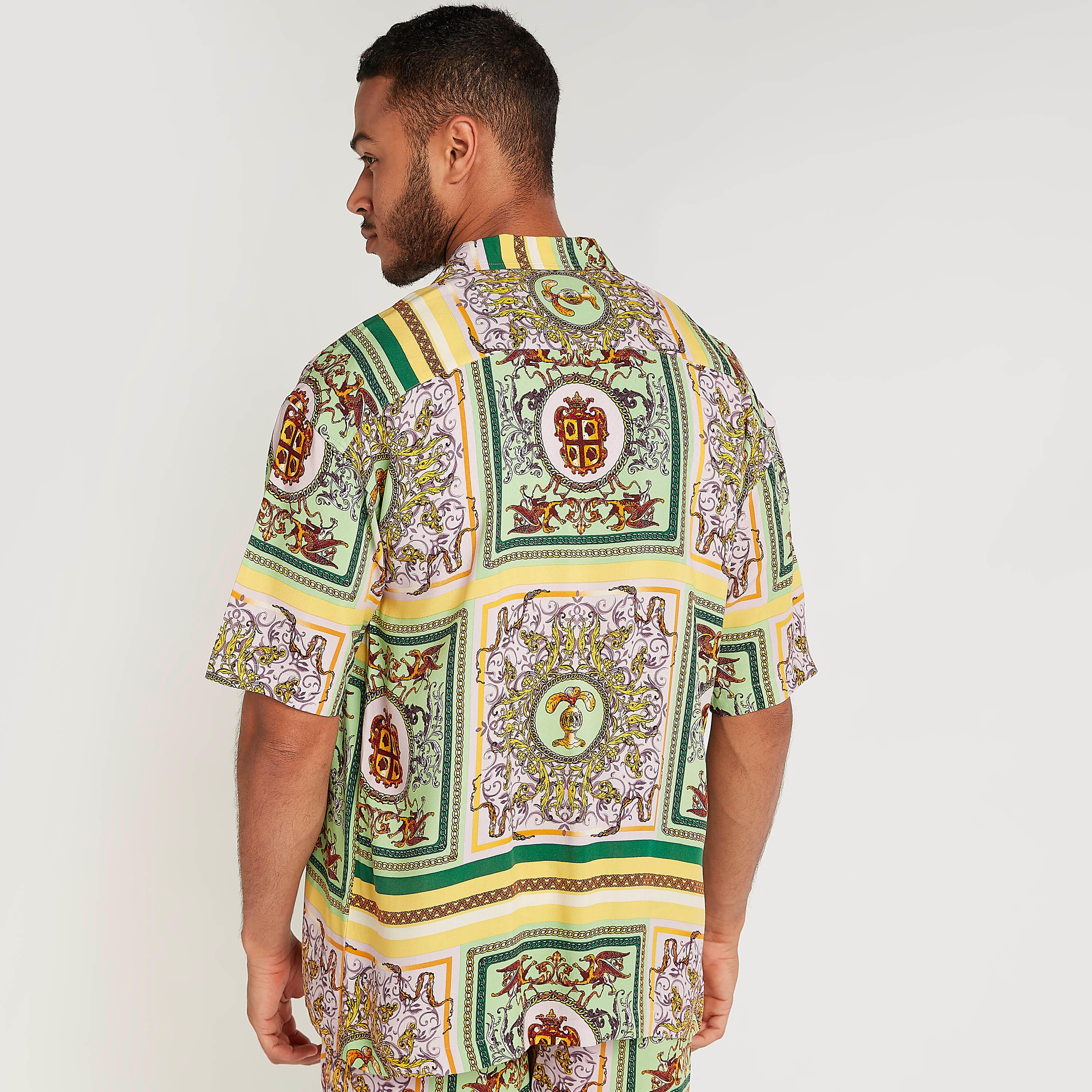 قميص بياقة عادية وأكمام قصيرة وطبعات-men-clothing-shirts-image-2