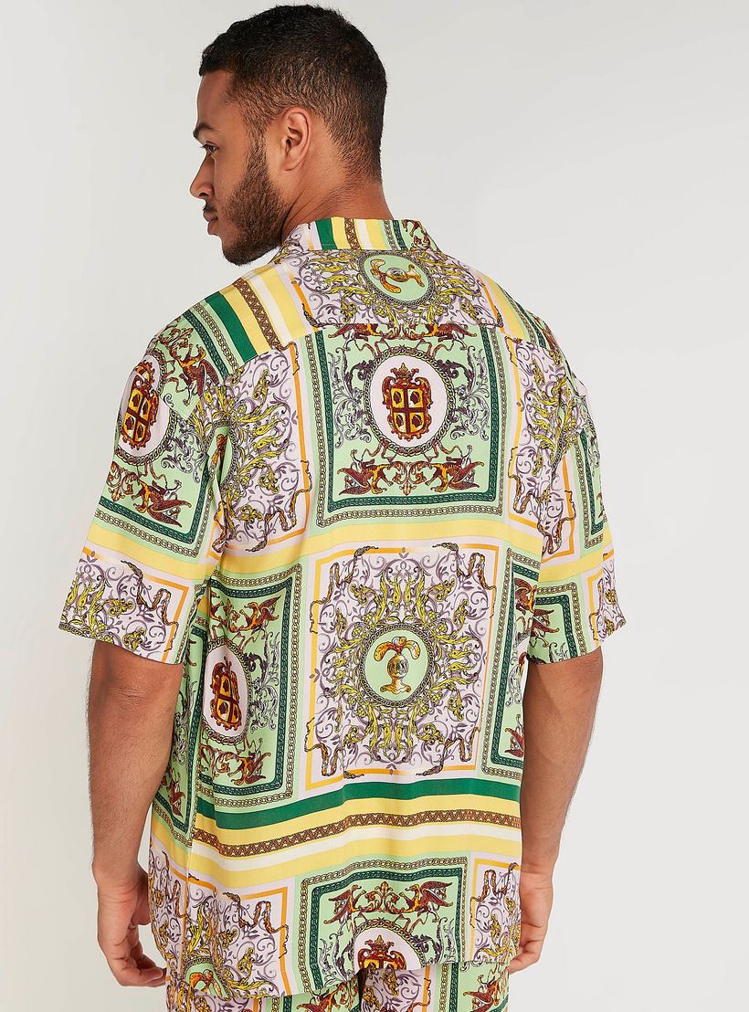 قميص بياقة عادية وأكمام قصيرة وطبعات-men-clothing-shirts-image-2