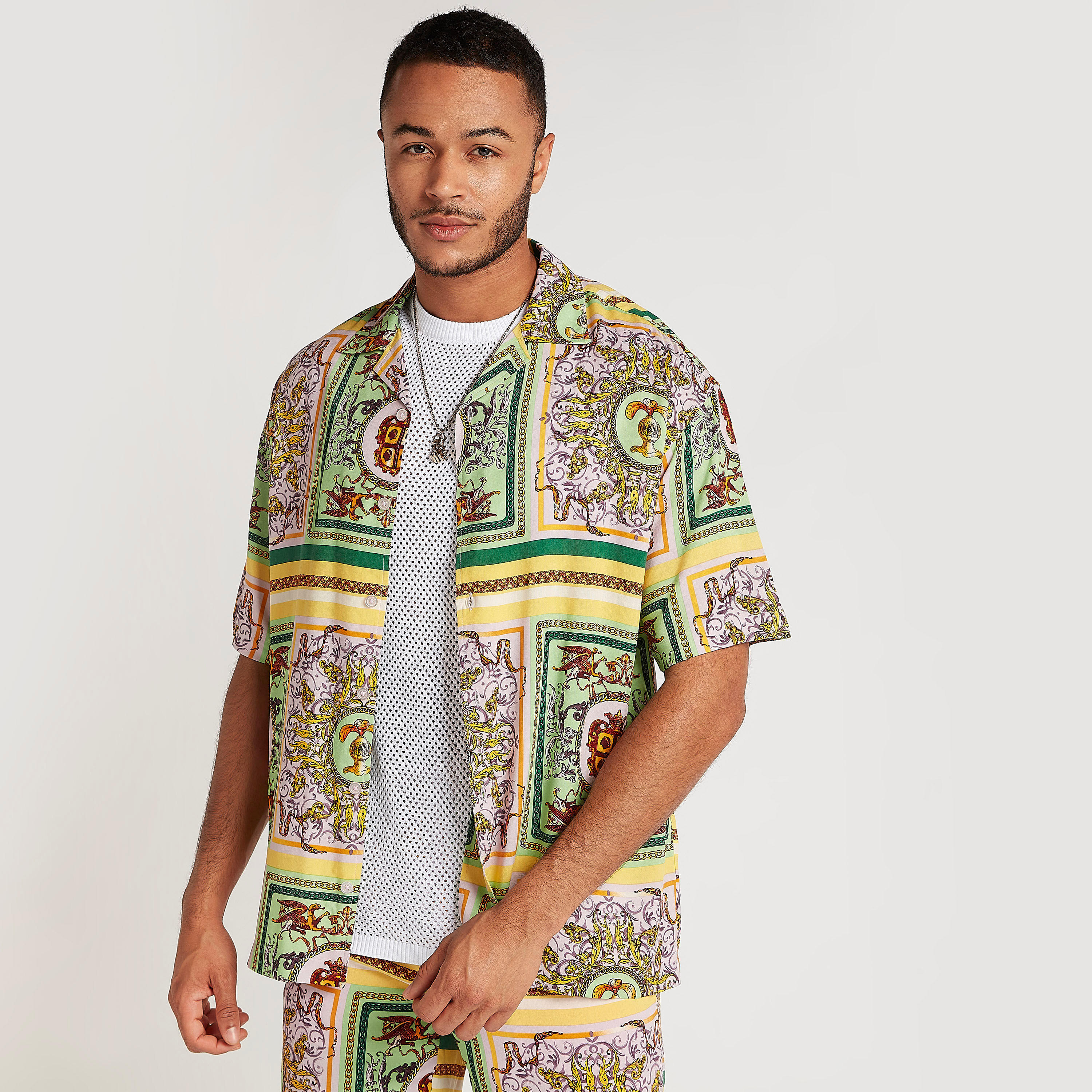 قميص بياقة عادية وأكمام قصيرة وطبعات-men-clothing-shirts-image-1