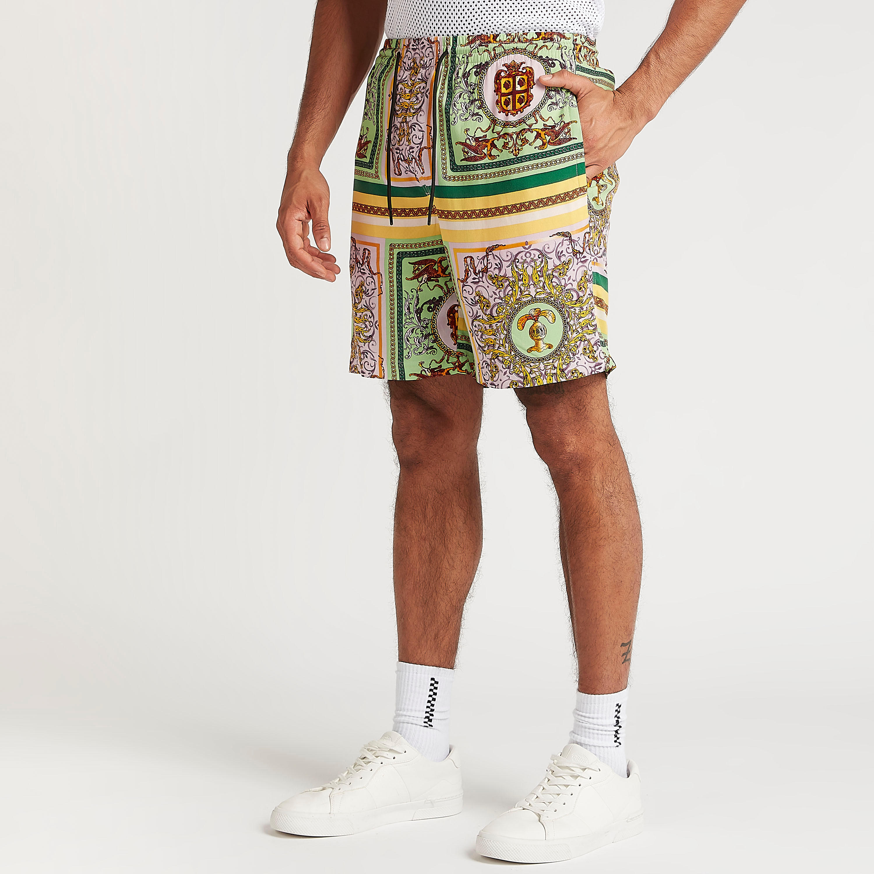 شورت بخصر متوسط الارتفاع وطبعات ورباط وجيوب-men-clothing-bottoms-shorts-image-1