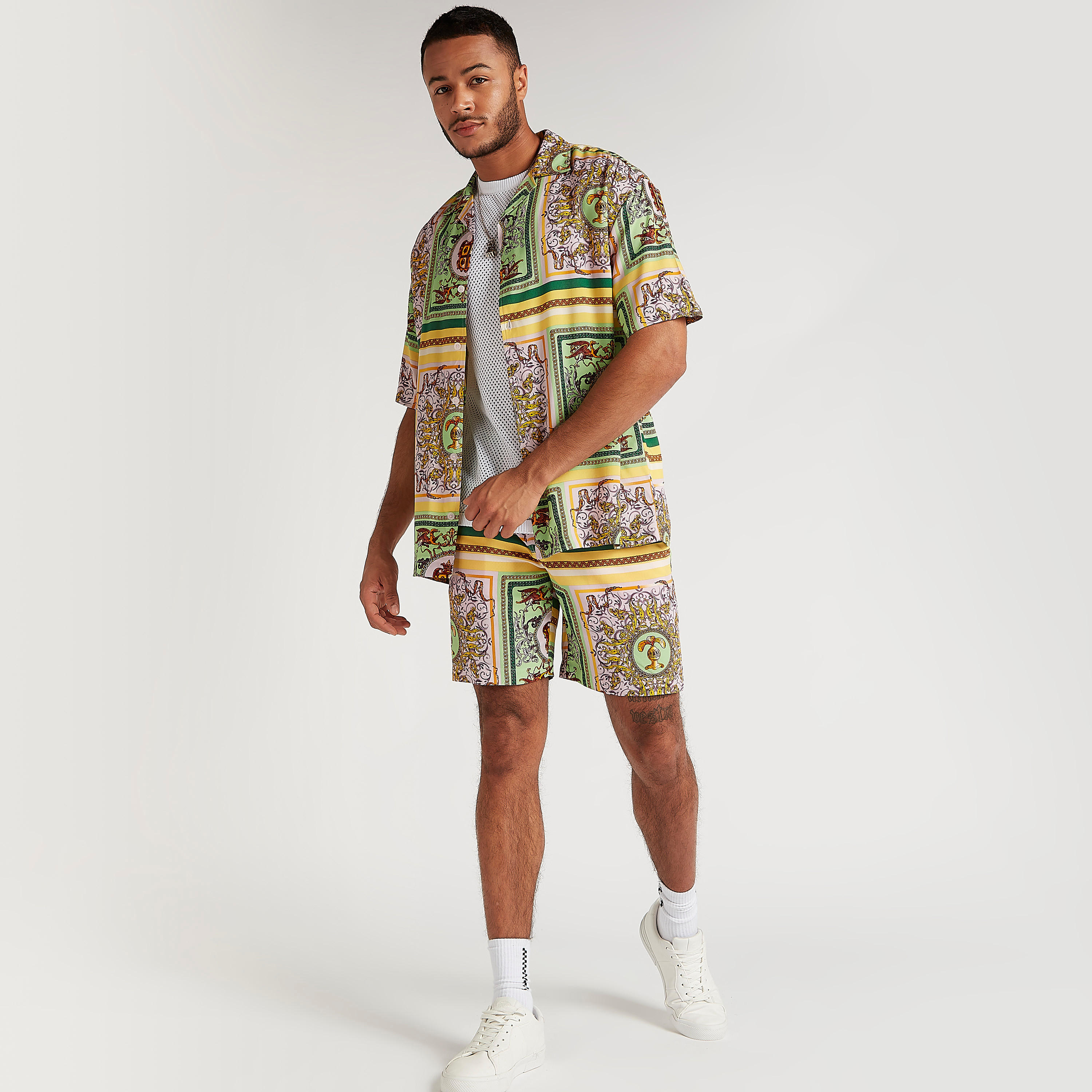 شورت بخصر متوسط الارتفاع وطبعات ورباط وجيوب-men-clothing-bottoms-shorts-image-2