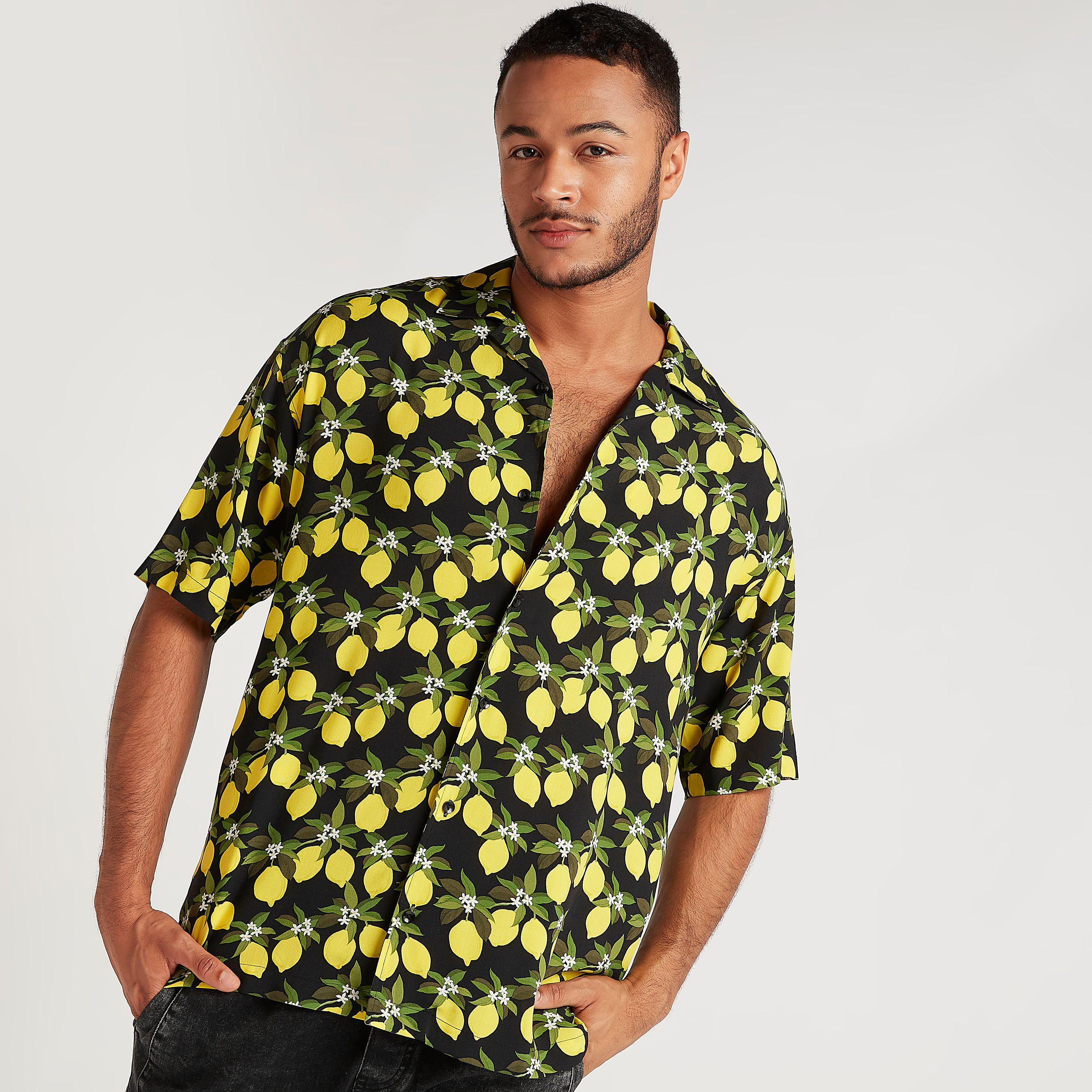 قميص بياقة عادية وأكمام قصيرة وطبعات-men-clothing-shirts-image-1