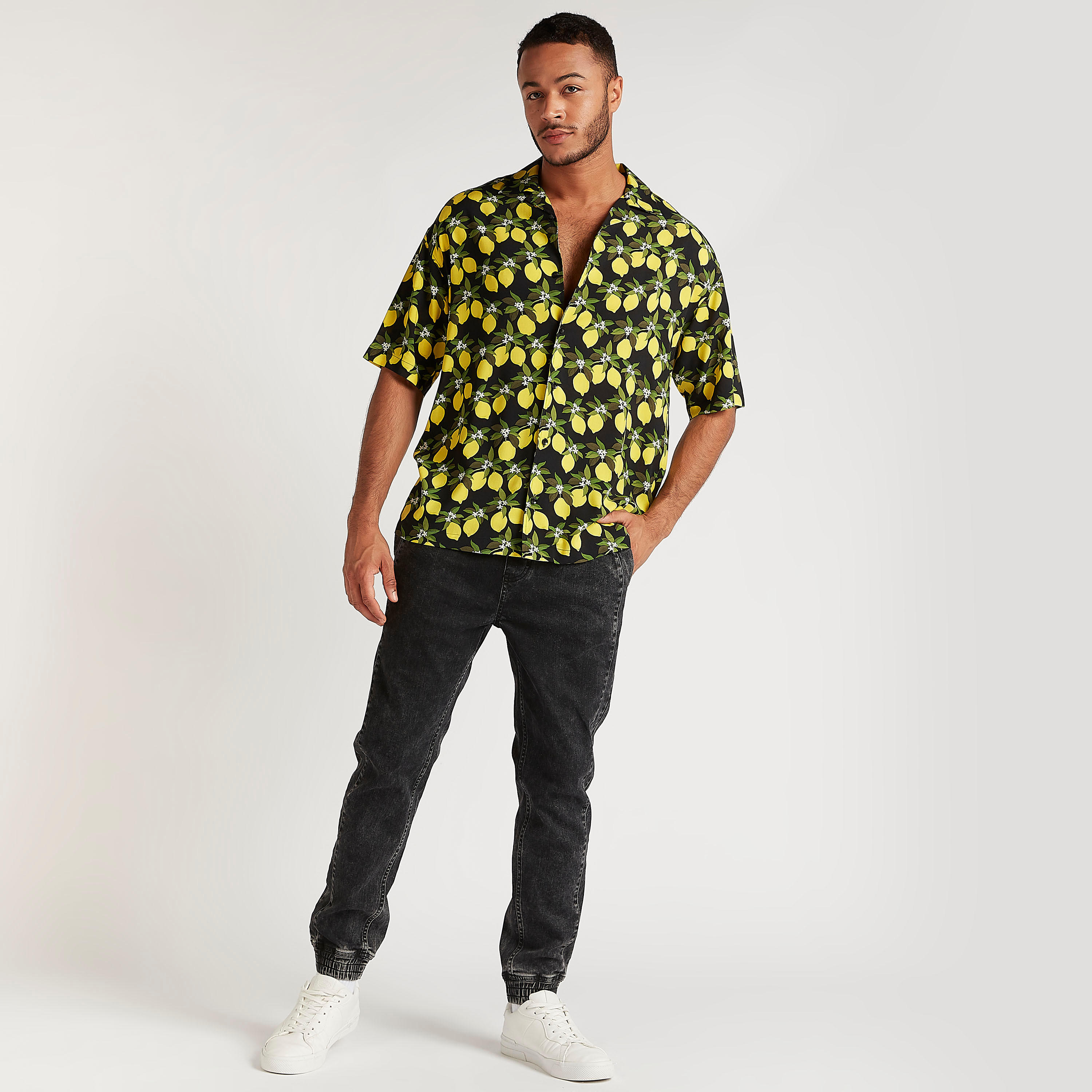 قميص بياقة عادية وأكمام قصيرة وطبعات-men-clothing-shirts-image-2