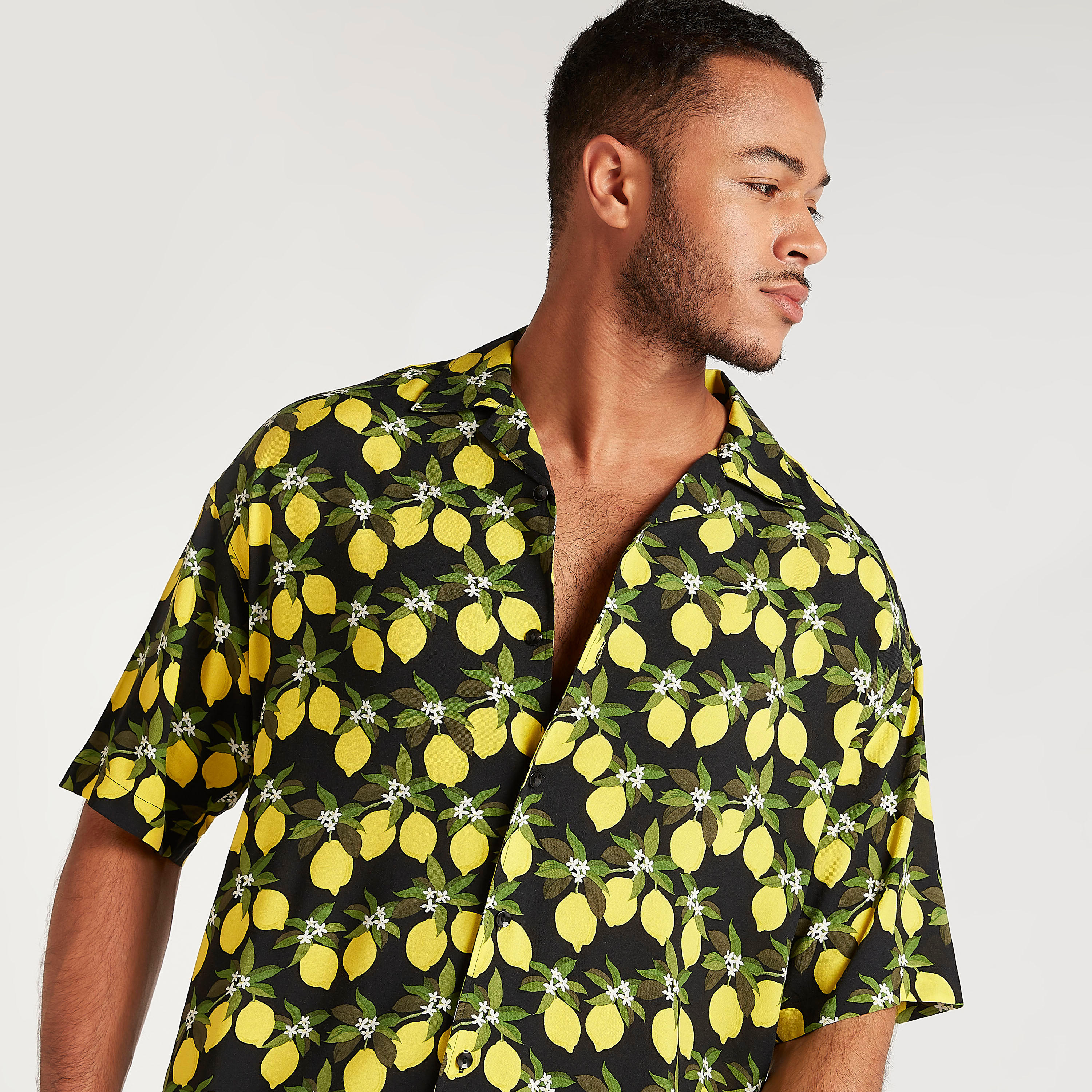 قميص بياقة عادية وأكمام قصيرة وطبعات-men-clothing-shirts-image-3