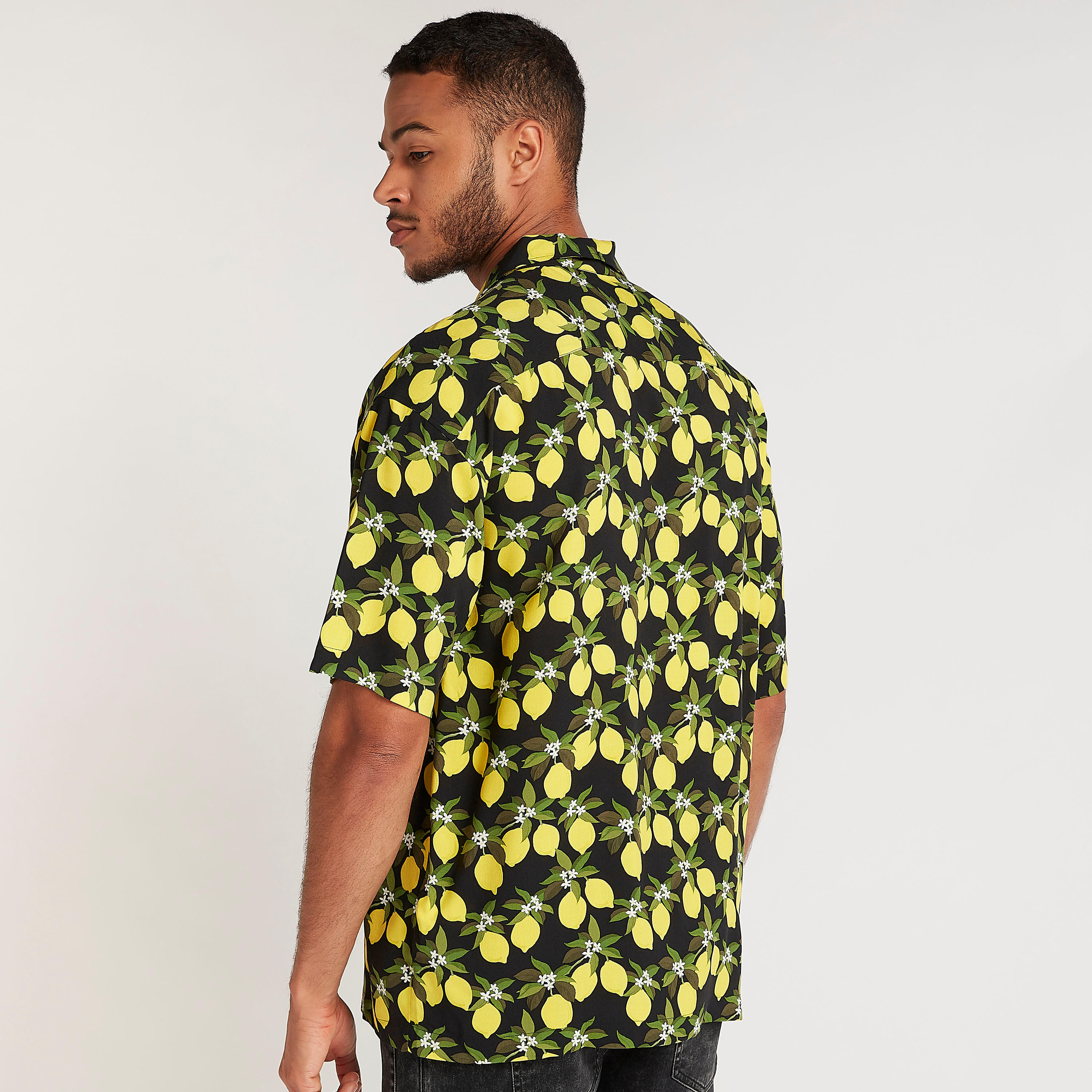 قميص بياقة عادية وأكمام قصيرة وطبعات-men-clothing-shirts-image-4