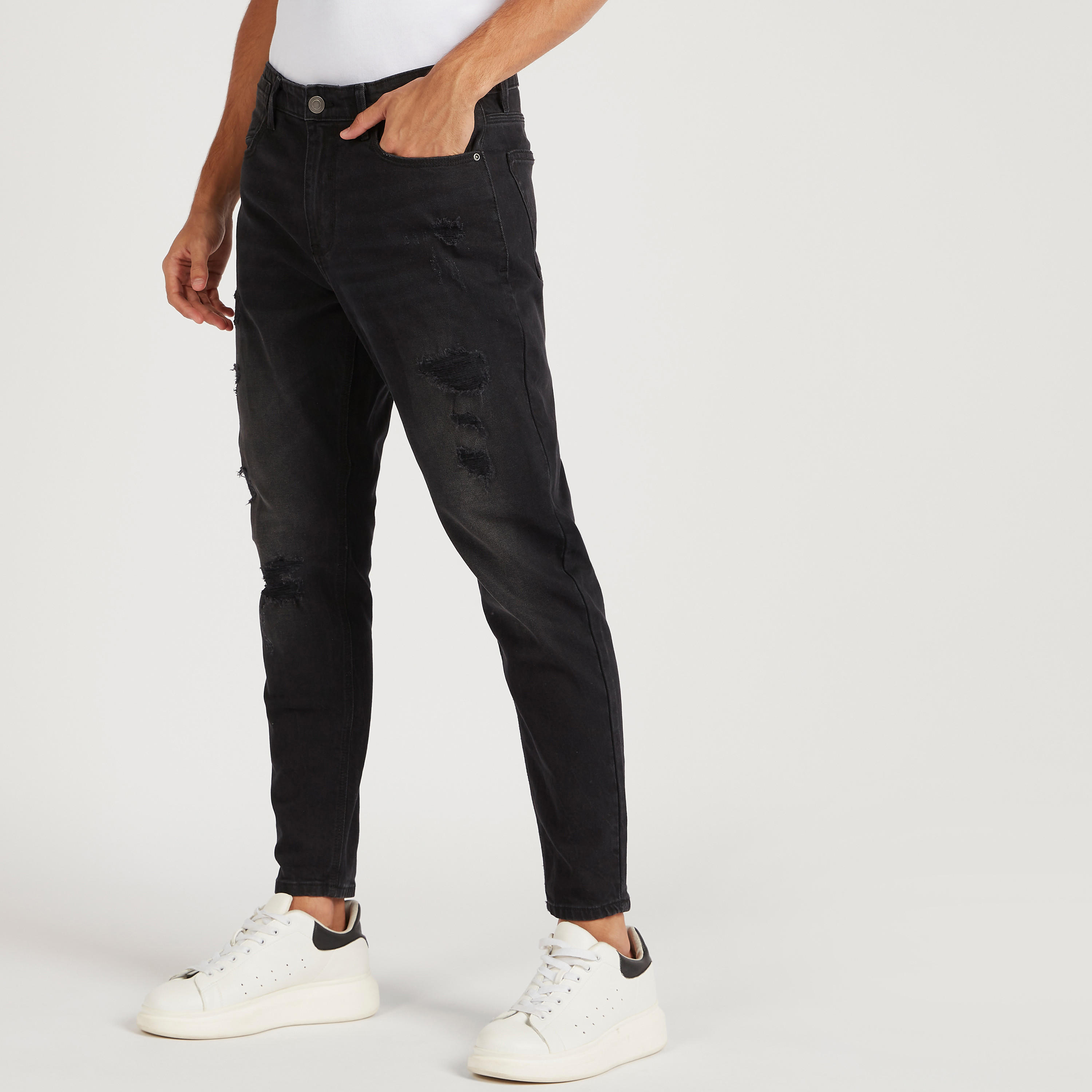 بنطلون جينز سادة بقصّة سليم وخصر متوسّط الارتفاع وزر إغلاق-men-clothing-bottoms-jeans-image-5