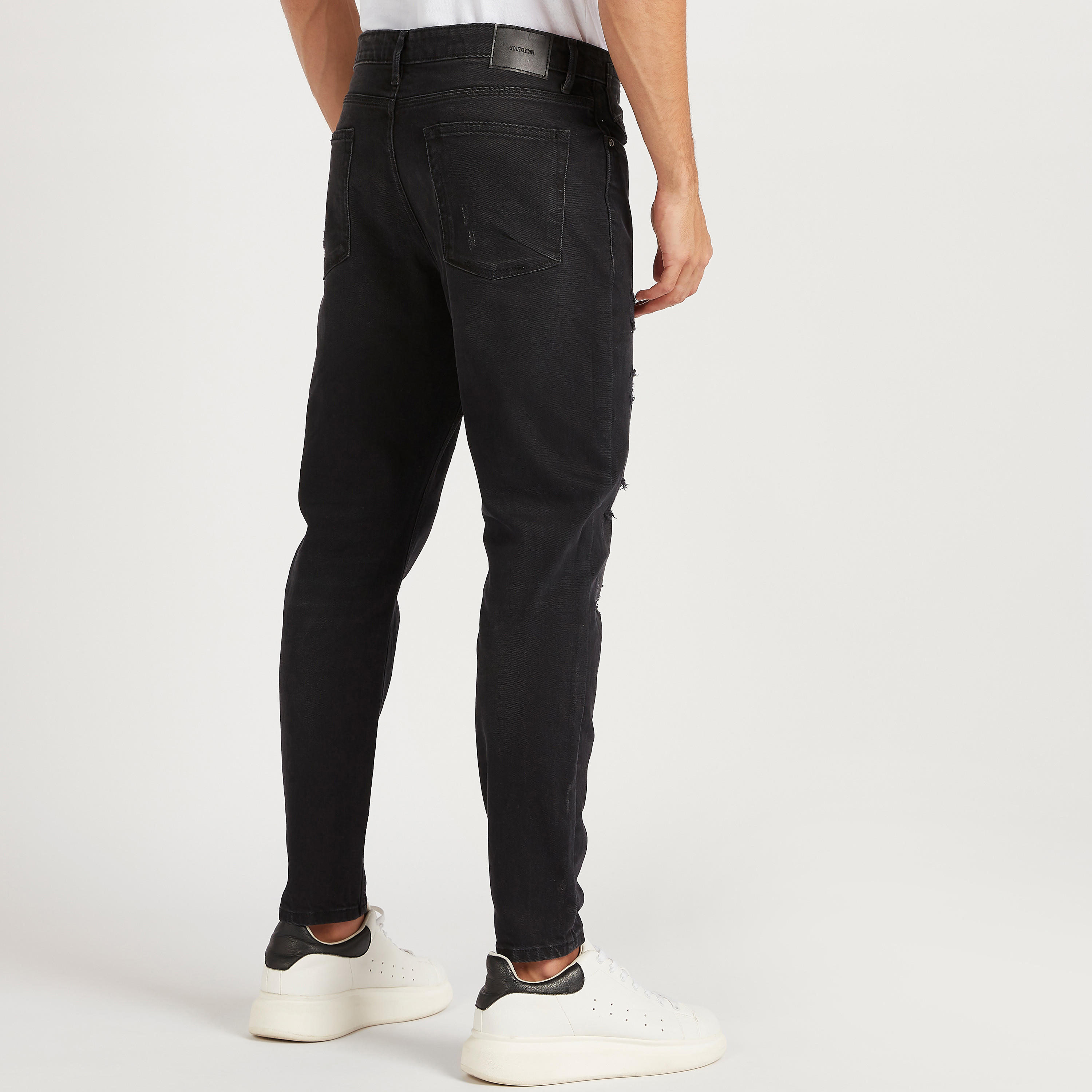 بنطلون جينز سادة بقصّة سليم وخصر متوسّط الارتفاع وزر إغلاق-men-clothing-bottoms-jeans-image-2