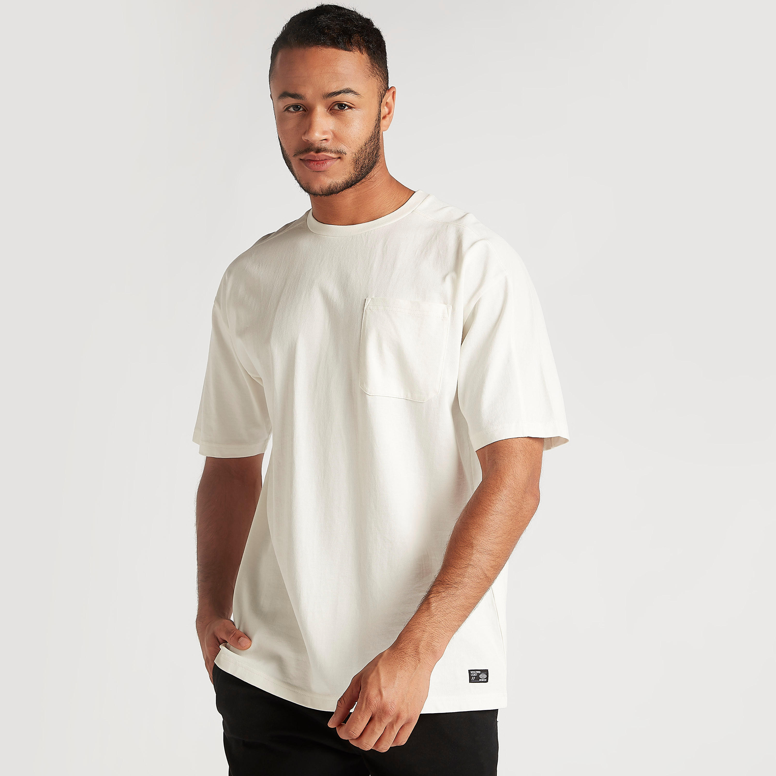 تيشيرت بياقة ضيّقة وأكمام قصيرة وطبعات وجيوب-men-clothing-tshirtsandpolos-tshirts-image-1