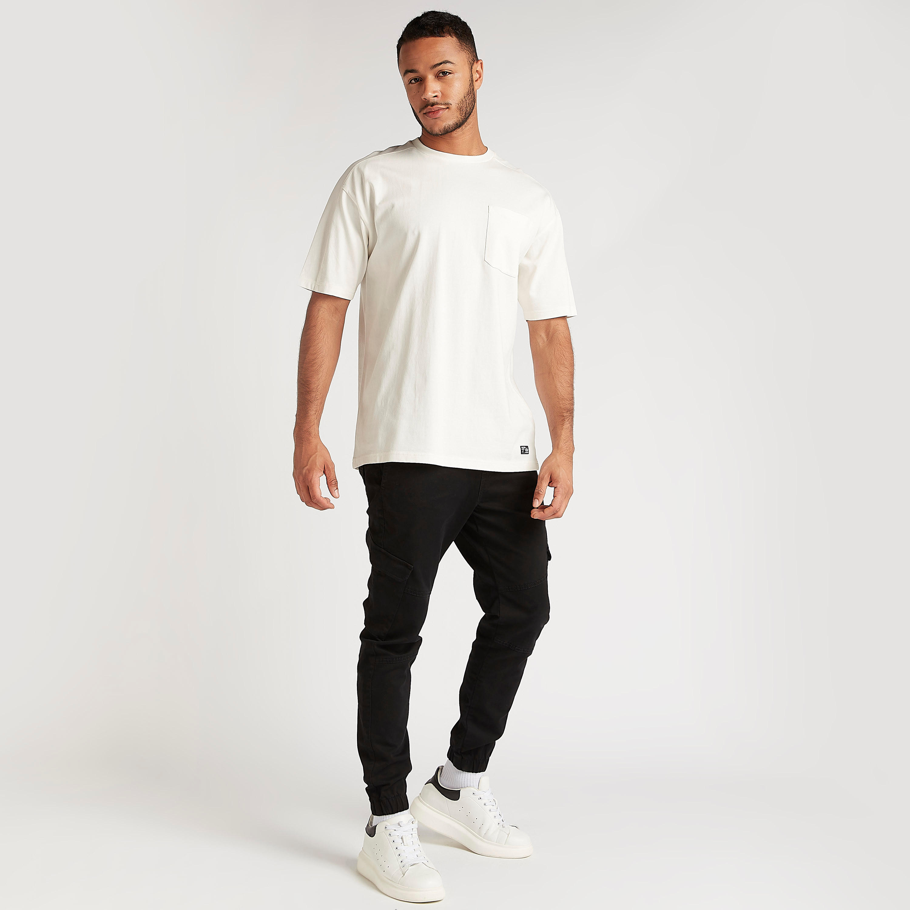 تيشيرت بياقة ضيّقة وأكمام قصيرة وطبعات وجيوب-men-clothing-tshirtsandpolos-tshirts-image-2