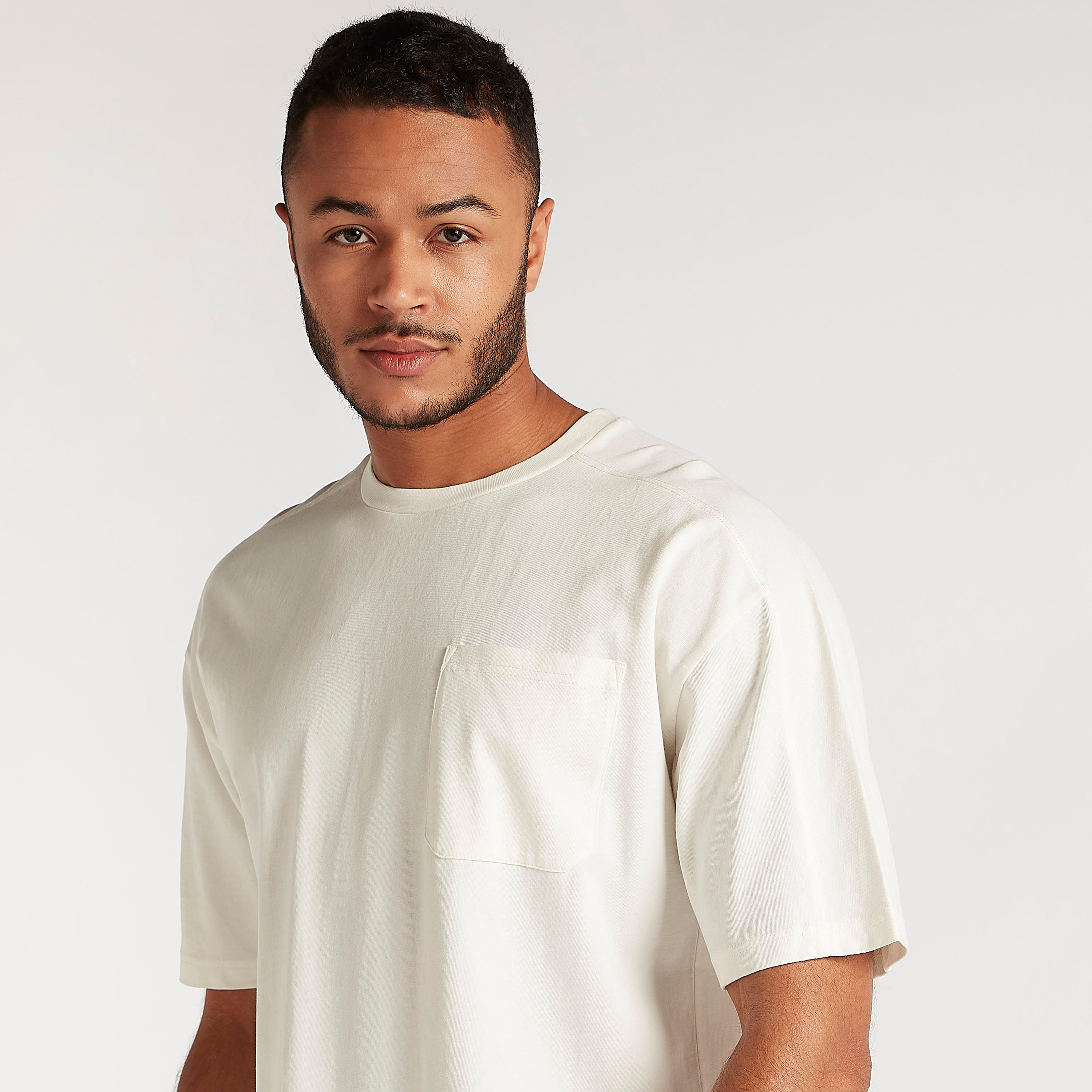تيشيرت بياقة ضيّقة وأكمام قصيرة وطبعات وجيوب-men-clothing-tshirtsandpolos-tshirts-image-5