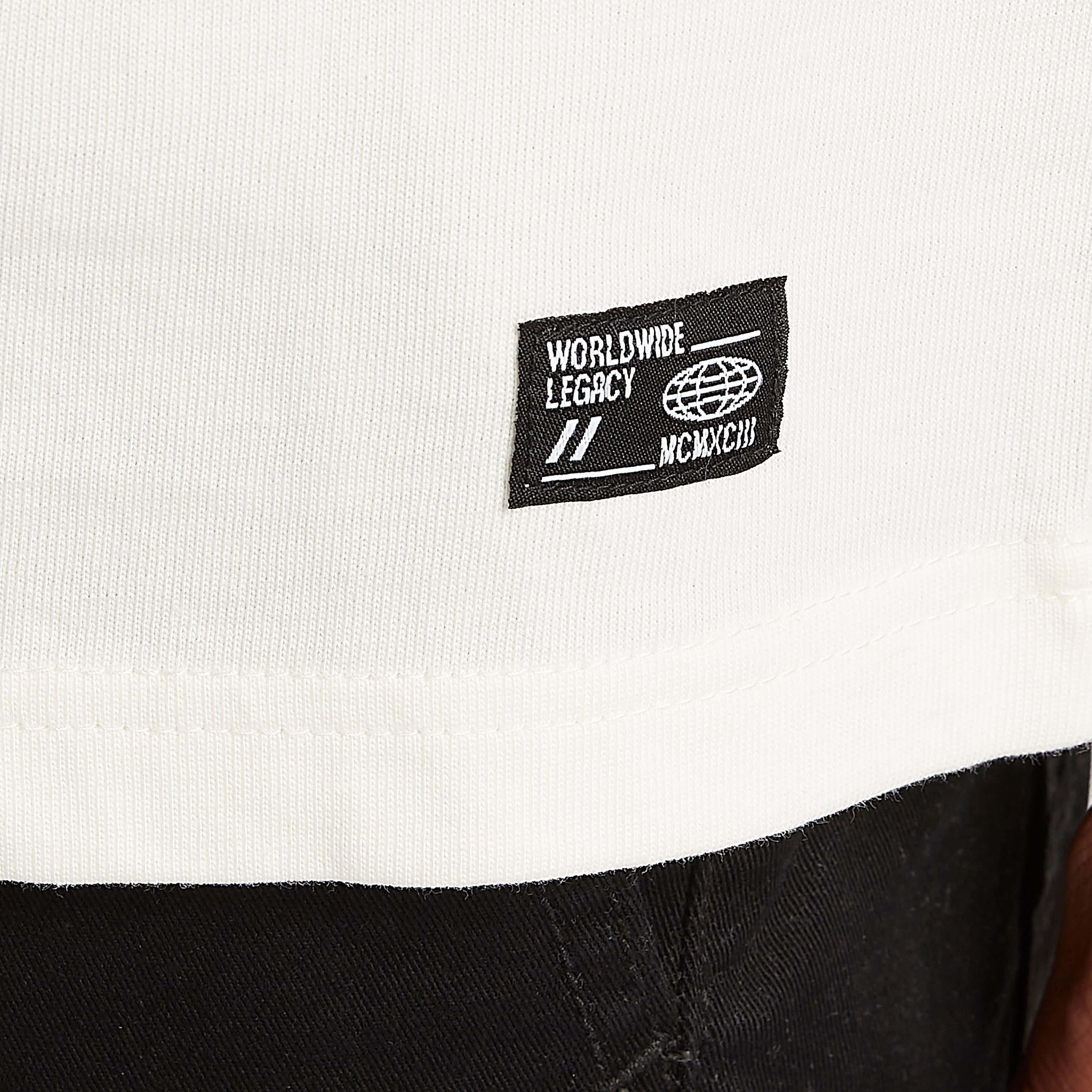 تيشيرت بياقة ضيّقة وأكمام قصيرة وطبعات وجيوب-men-clothing-tshirtsandpolos-tshirts-image-6