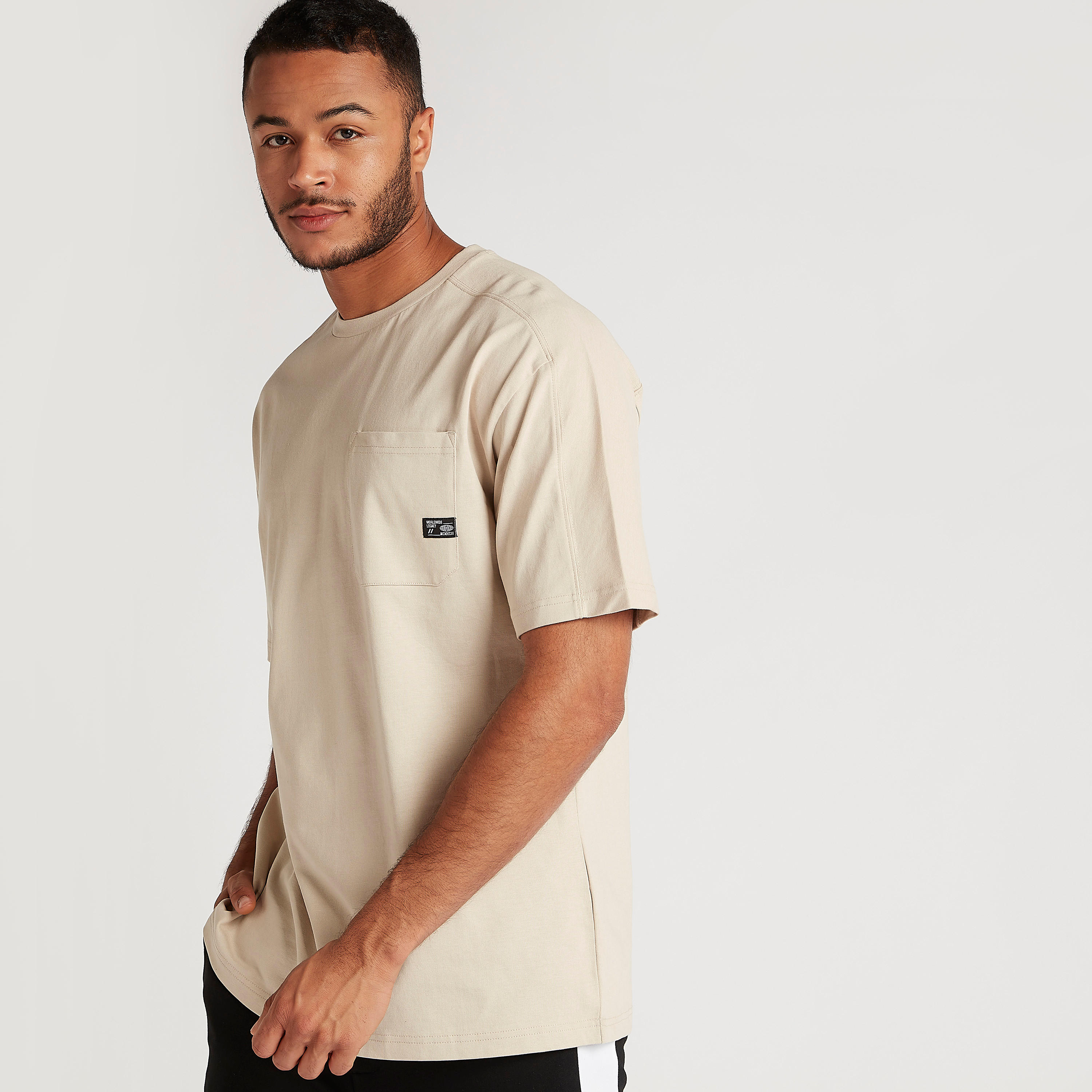 تيشيرت بياقة ضيّقة وأكمام قصيرة وطبعات-men-clothing-tshirtsandpolos-tshirts-image-1