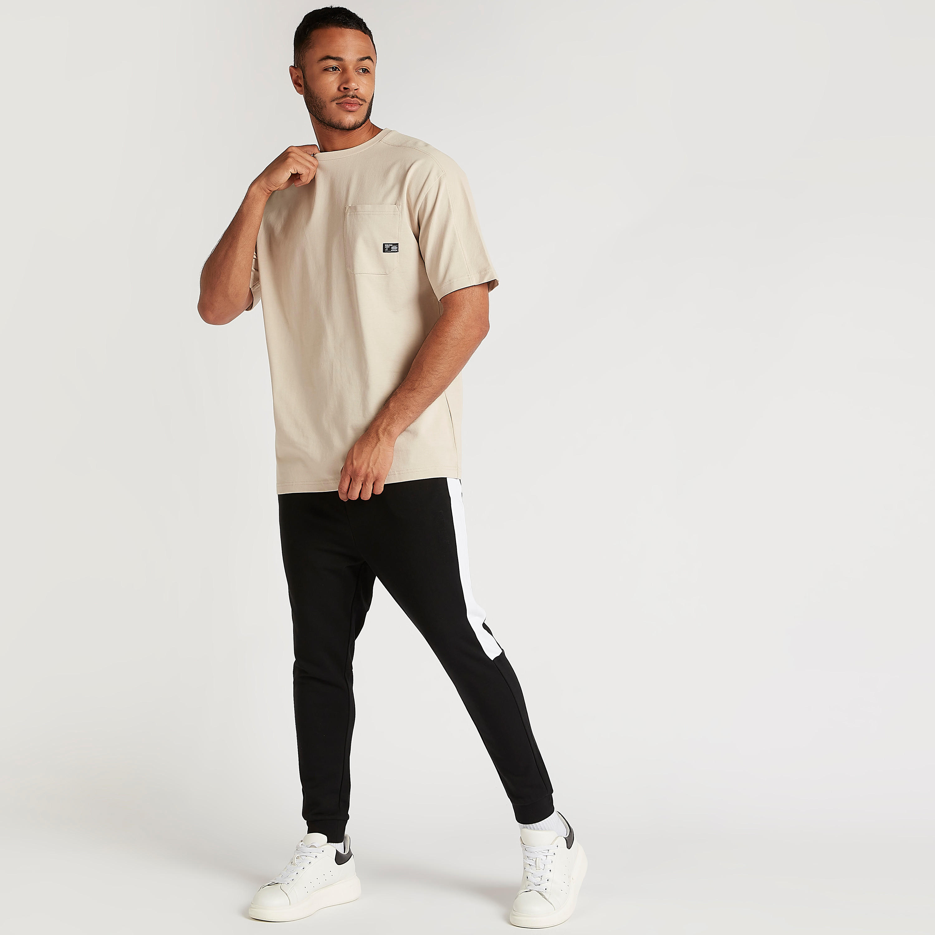 تيشيرت بياقة ضيّقة وأكمام قصيرة وطبعات-men-clothing-tshirtsandpolos-tshirts-image-2