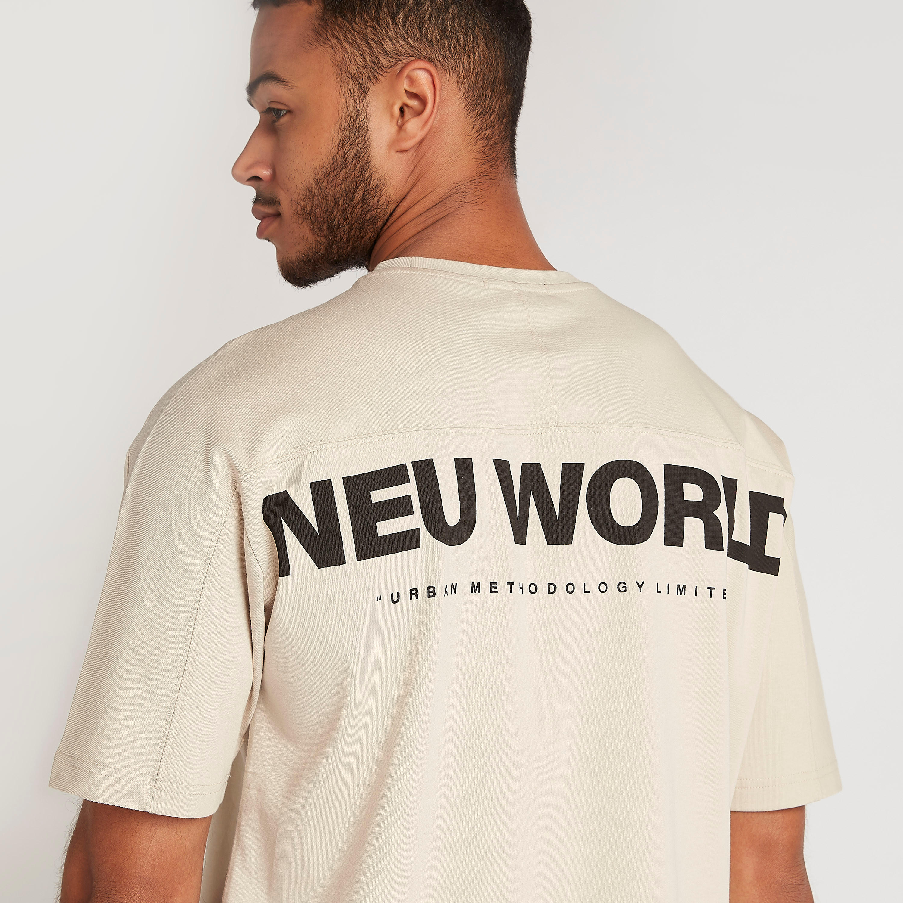 تيشيرت بياقة ضيّقة وأكمام قصيرة وطبعات-men-clothing-tshirtsandpolos-tshirts-image-3