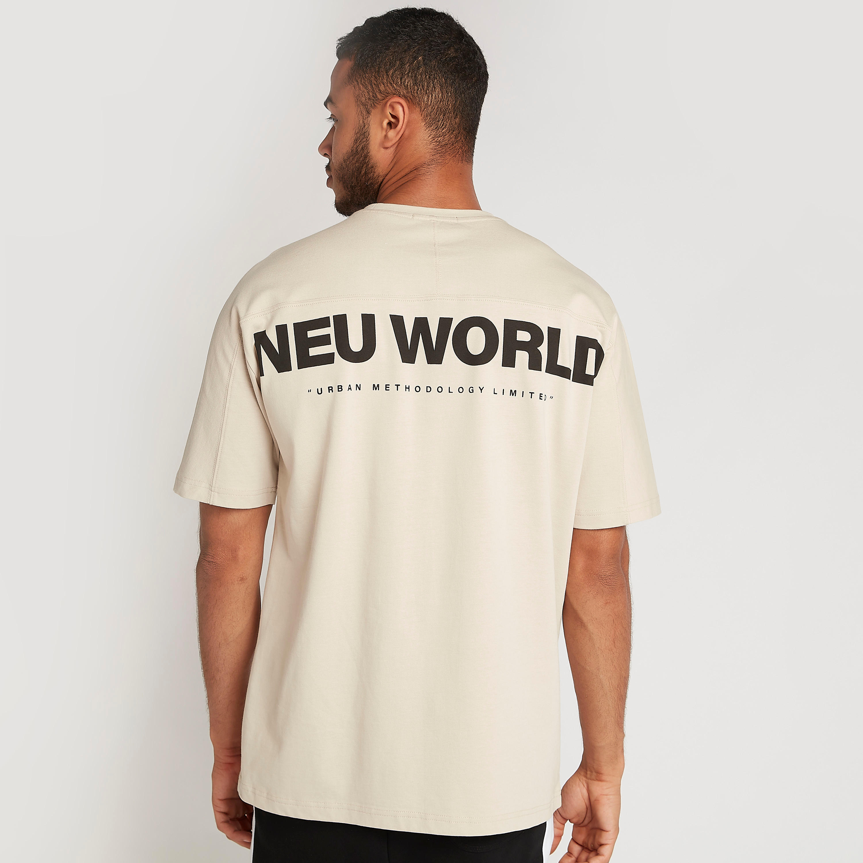 تيشيرت بياقة ضيّقة وأكمام قصيرة وطبعات-men-clothing-tshirtsandpolos-tshirts-image-4